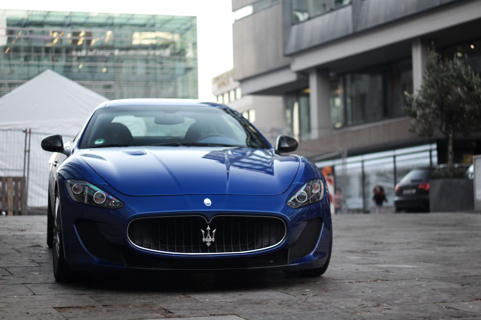 vindue, gade, bil, bygning, køretøj, vej, blå, Porsche, teknologi, Audi, sportsvogn, Maserati, Garage, transportere, 2013, coupe, ydeevne bil, GT2, parkering, Sedan, Maserati GranTurismo, Stuttgart, targa, r8, Karlsruhe, GT3, AMG, Benz, 911, hjul, gran, GranTurismo, mc, Turismo, 4s, kant, cl, superbil, mercedes, rs, s, øjebliksbillede, 40, cabriolet, turbo, carrera, carspotting, 991, enkeltstående, stradale, 63, 65, jord køretøj, bildesign, automotive exterior, racerbil, luksus køretøj, familie bil, kompakt bil, motor køretøj, personlig luksus bil, udøvende bil, bybil, forlygte, S65, turbos, S63, Maserati Quattroporte, Maserati kup, benzs63, automotive wheel system