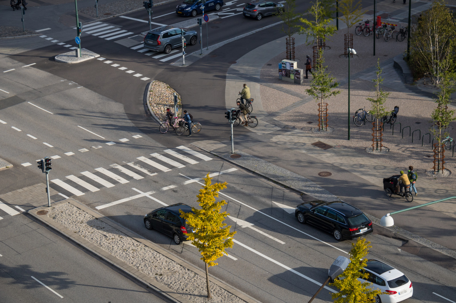 ulice, vozidlo, silnice, provoz, Dálnice, parkoviště, infrastruktura, pěší, Malm, přechod, průsečík, gata, Trafik, korsning, přechod pro chodce, verg ngsst Ile, Snímek obrazovky, pruh, závodiště, přechod pro chodce