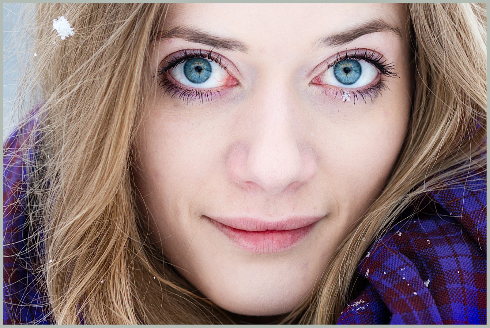 sněhová vločka, modrý, zima, žena, jezero, sníh, Studený, dívka, usmívající se, ženský, šátek, Šedá, Rakousko, velké oči, model, Evropa, štíhlý, zakalený, availablelight, nádherný, molo, modré oči, mladý, dlouhé vlasy, Dospívající, rovné vlasy, ohromující, kapuce, plášť, mlhavý, Alenka v říši divů, beautyful, kavkazský, nádherné oči, blonďaté vlasy, svobodný, upperaustria, ledová královna, fashionportrait, vězňů, hladká kůže, na míru, bílá kůže, Zkoumání, modelshooting, Dyedblonde, Selfreliant, Beautyportrait, Grabensee, Perwang, singflow