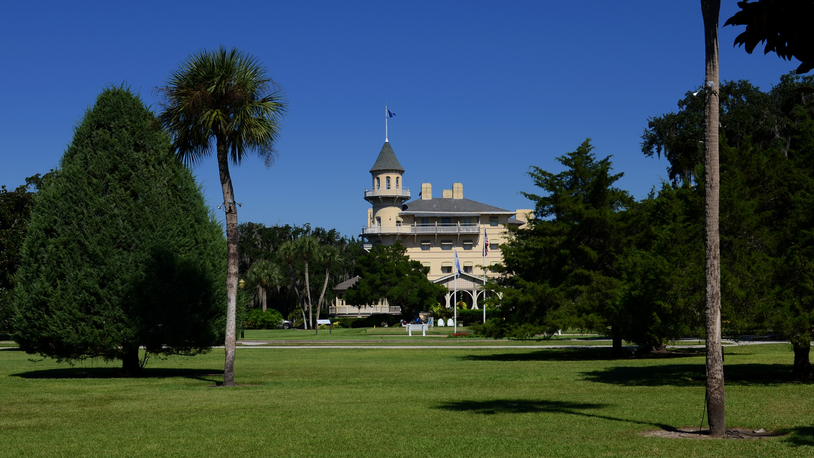 himmel, natur, milepæl, træ, ejendom, statelige hjem, slot, græs, plante, dagtimerne, turistattraktion, palæ, palads, national trust for places of historic interest or natural beauty, Mark, eng, parkere, græsplæne, landskab, bygning, by, hus, facade, plaza, universitetsområde, villa
