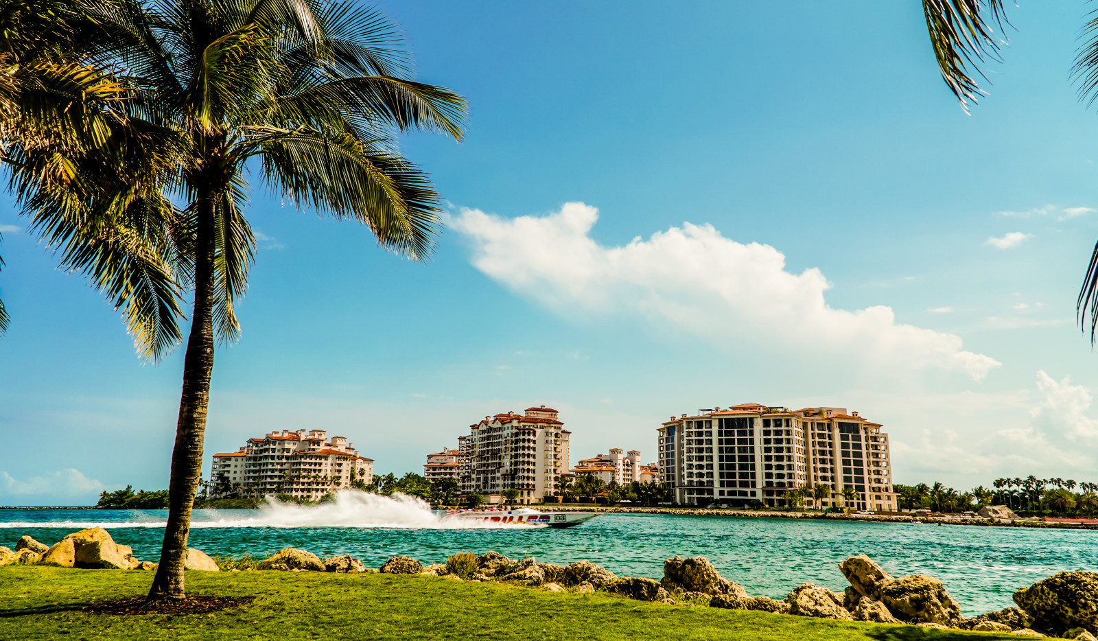 southpointebeach, sobe, Jižní pláž, southpointepark, park, kokosový strom, chůze, vodní cesty, chodit kolem, venku, architektura, mořský břeh, moře, přímořská krajina