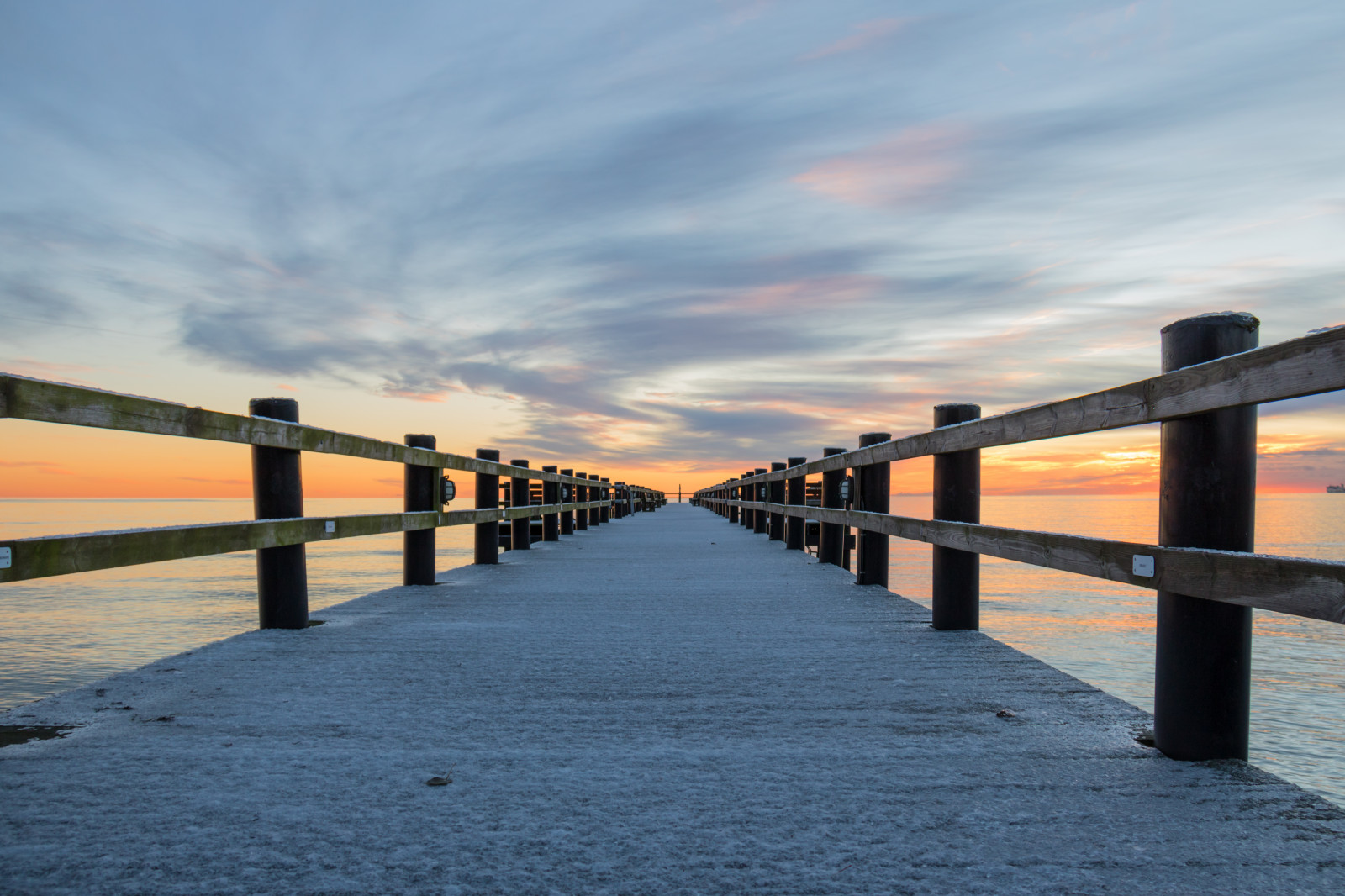 západ slunce, moře, voda, odraz, nebe, zima, svítání, večer, ráno, most, slunce, horizont, molo, dok, soumrak, chodník, slunce, mrak, svítání, nebe, Brygga, solnedg ng, vatten, Vinter, hav, moln, dřevěný, dalabadet, nonbuilding struktura