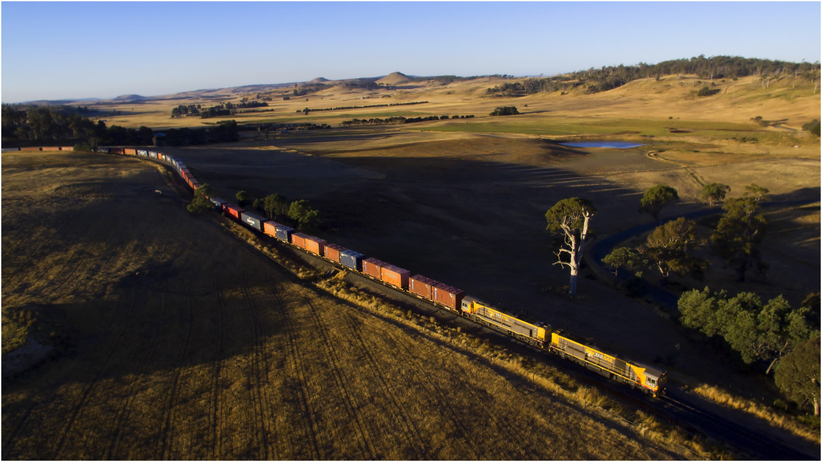 stromy, krajina, kopec, stín, silnice, vlak, kopce, pobřeží, Dálnice, trubec, doprava, Austrálie, Housenka, Tasmania, infrastruktura, TR, Terén, scéna, scenérie, stíny, hora, letecký, dráha, letecké snímkování, 32, trainsintasmania, stevebromley, tasmanianscenary, Midlands, tasmaniancountryside, djiphantom3standard, Dji, phantom3standard, tasrail, no32, trclass, diesellocomotive, výběhy, andover, TR13, TR09, longshadows