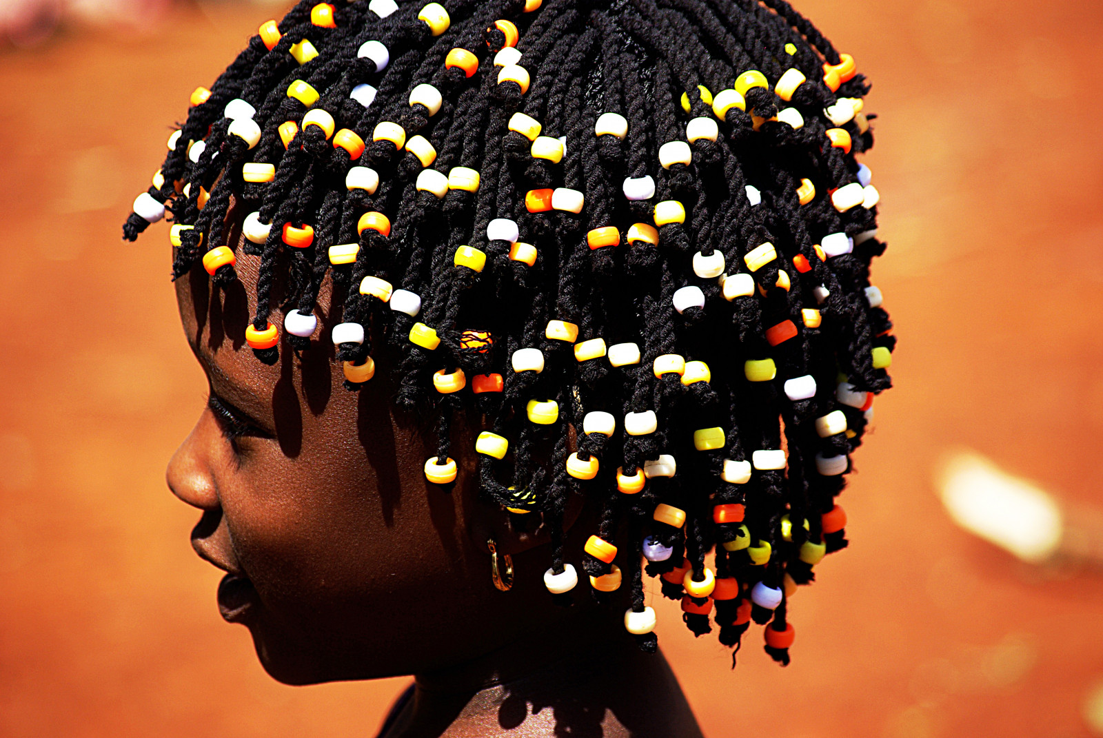 Papel de parede retrato, perfil, amarelo, cabelo preto, Tranças