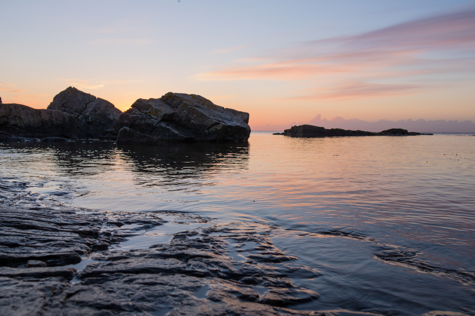 krajina, západ slunce, moře, záliv, jezero, voda, Skála, pobřeží, odraz, nebe, pláž, svítání, večer, ráno, pobřeží, řeka, horizont, pelerína, soumrak, mrak, hora, svítání, oceán, zlatá hodina, vlna, vatten, hav, soluppg ng, gryning, Simrishamn, v rhallarna, sten, gyllenetimmen, jezero, atmosférický jev, tělo z vody, mořská vlna