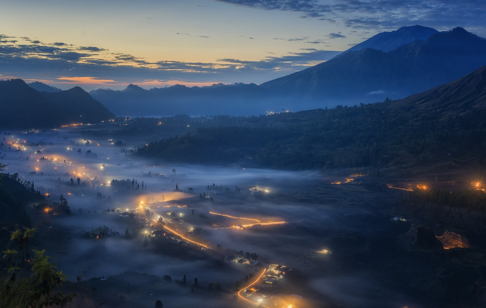 sinar matahari, pemandangan, lampu, pegunungan, matahari terbenam, Cityscape, malam, danau, alam, refleksi, langit, awan-awan, matahari terbit, biru, malam, pagi, kabut, sungai, senja, awan, gunung, cuaca, Fajar, fenomena atmosfer, bentang alam pegunungan, pegunungan