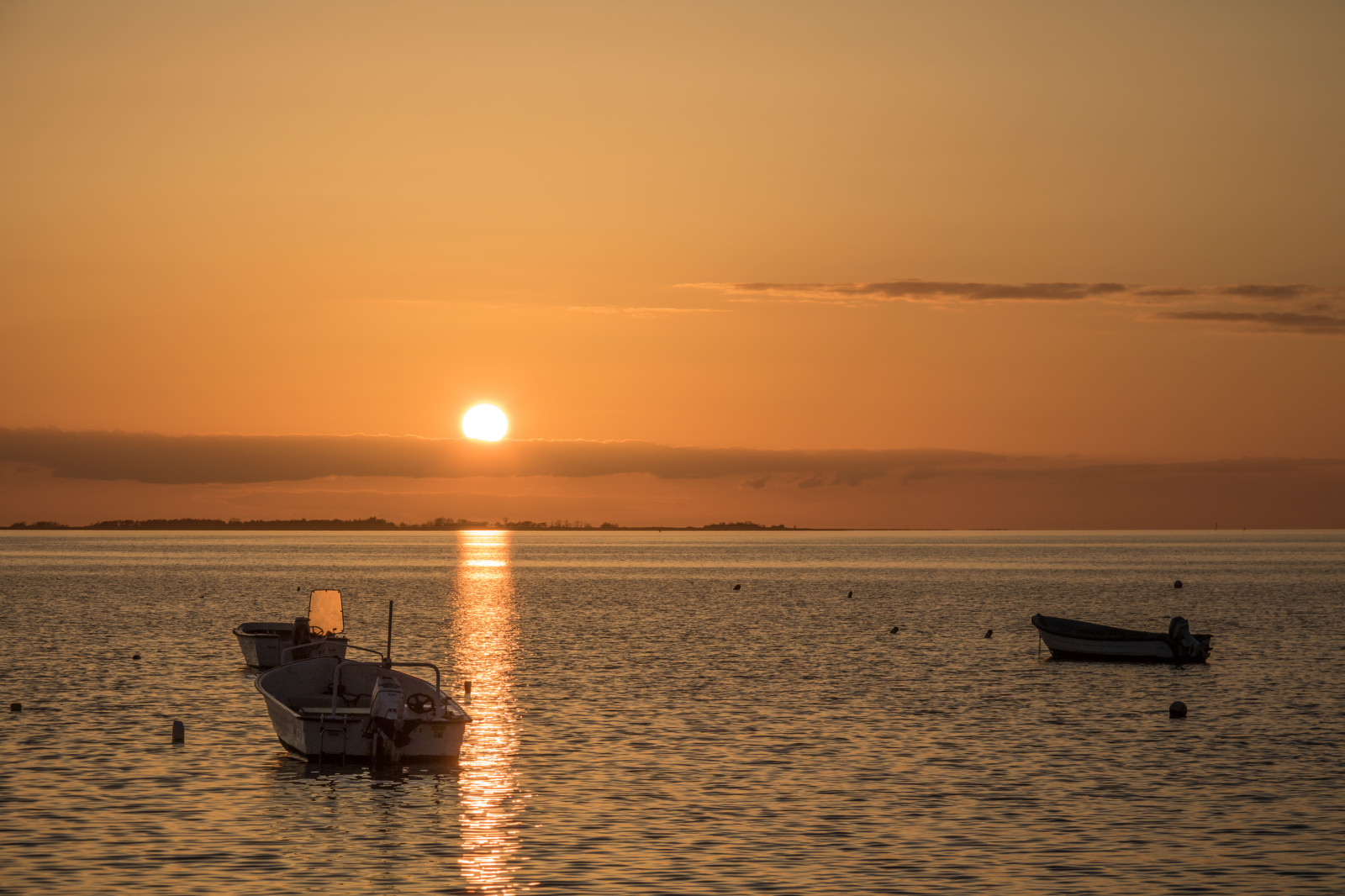 slunečnímu záření, loď, západ slunce, moře, záliv, voda, pobřeží, nebe, pláž, svítání, večer, ráno, pobřeží, slunce, horizont, soumrak, svítání, oceán, vlna, nebe, solnedg ng, vatten, fiskehoddorna, hav, b t, h llviken, atmosférický jev, odlesk, tělo z vody