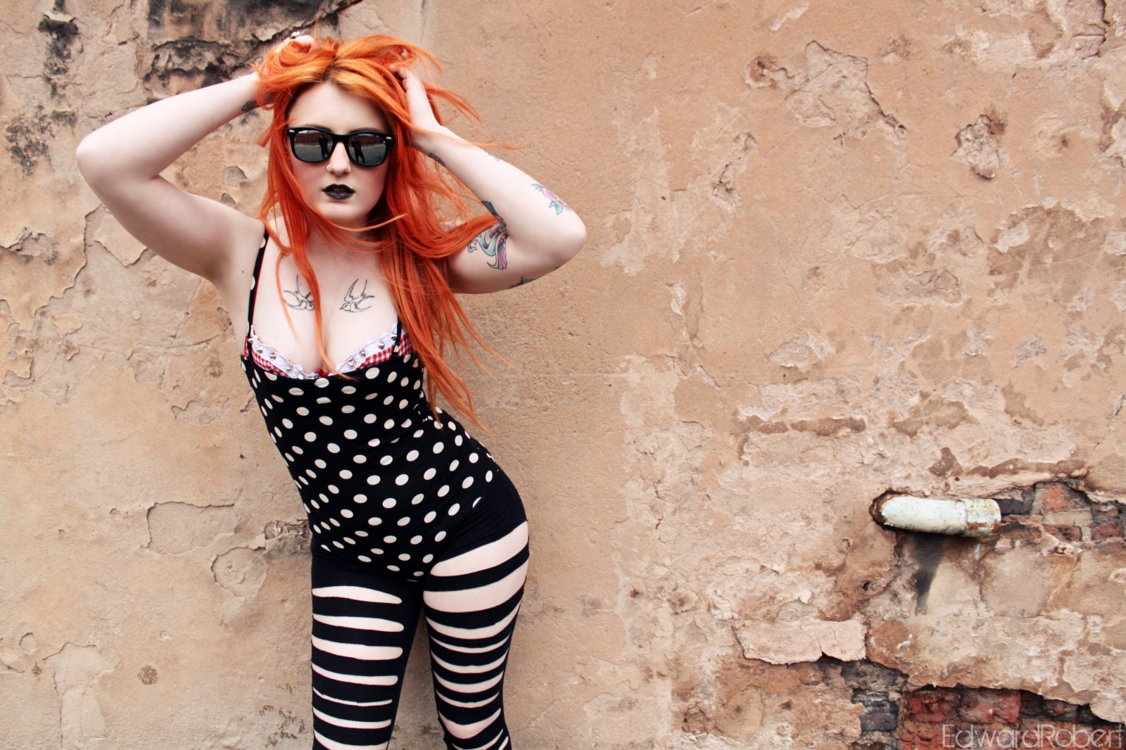 ryšavý, model, portrét, oči, sluneční brýle, Červené, nohy, šortky, stěna, makeup, šaty, tetování, výstřih, vzor, Denim, Kánon, rty, móda, vlasy, korzet, spodní prádlo, spodní prádlo, sebevražda, rozklad, jasný, pankáč, rybářská síť, Facebook, oblečení, dallas, dosti, dívka, krása, postava, dáma, růže, tetování, přístup, styl, tumblr, kostým, ženský, naturallight, silný, křivky, prsa, alternativní, poprsí, clevage, modelmayhem, 500D, prsatá, hruď, canon500d, focení, hřeby, roztrhl, Wolverhampton, edwardrobert, vlaštovky, raybans