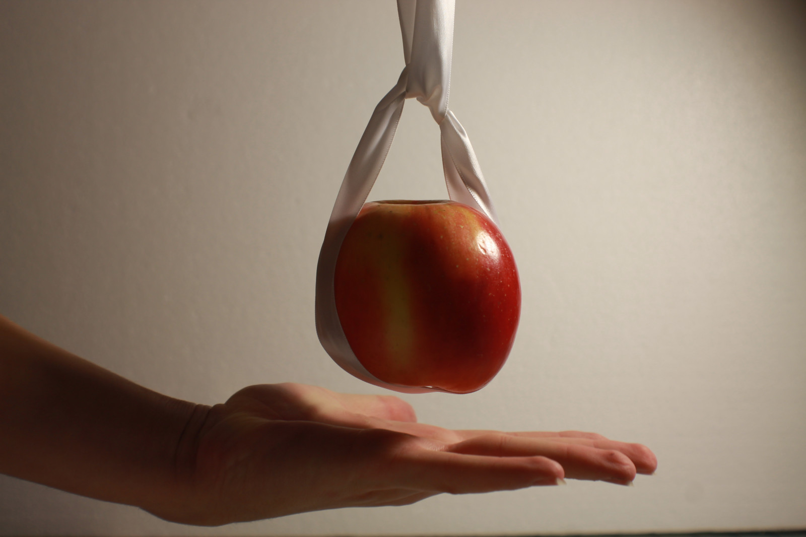 jídlo, Červené, ovoce, letící, sama, houpačka, stuha, kůže, Létat, Let, jablko, osamělý, ještě pořád, Pohyb, ruka, samota, paže, závěsný, vyrobit, zátiší fotografování, midair, hod, hozen, červené jablko, házení, Hodil, Hangingapple, Swingingapple