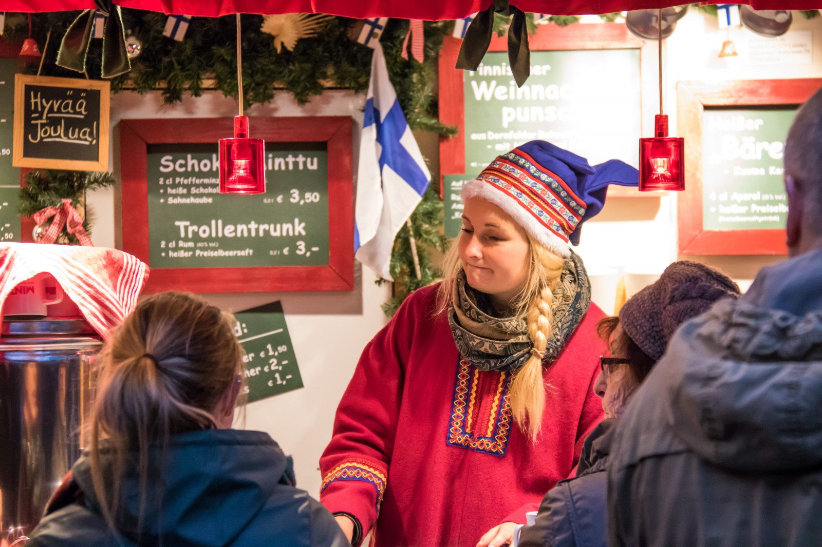 persone, Germania, Natale, Comunità, mercato, natale, negozio natalizio, luglio, Germania, deutschland, rostock, Julmarknad, modello canoneos760d exif, geocountry, Marca fotocamera Canon, Geocity, modello di fotocamera canoneos760d, geostate, geolocalizzazione, Lente exif efs18200mmf3556is, exif fare canon, exif ISOSPEED 2500, apertura exif 50, exif focalLength 80 millimetri, Weinachtsmarkt, venditore