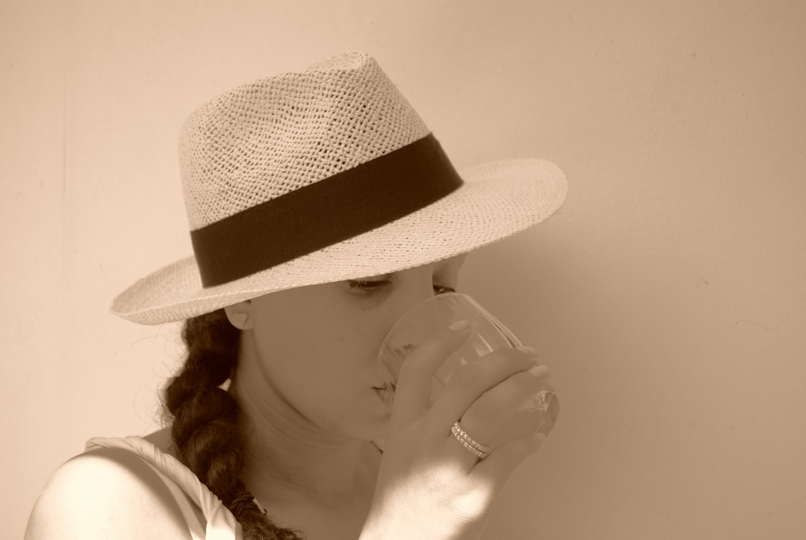 bílý, ženy, čepice, Fedora, medúza, kůže, Elena, oblečení, rodina, Eva, Minerva, Matka, pozdrav, Krásná, dívka, mygearandme, ženský, víčko, pokrývka hlavy, pelle, maminka, máma, donne, erotický, donna, ragazza, rememberthatmomentlevel1, smyslnost, bellezza, sensualit, zdraví, pocit, femmina, Claudia, penelope, famiglia, inteligence, padavka, cassandra, Marzia, Medea, Kirké, madre, sexualita, cleopatra, Venere, Lavinia, zlomyslnost, erotismo, Meryl Streepová, didone, Iside, missitalia, emozione, cattiveria, Intelligenza, sessualit, Sempronia, adamerini, missocchi, módní doplněk, sluneční klobouk, kovbojský klobouk