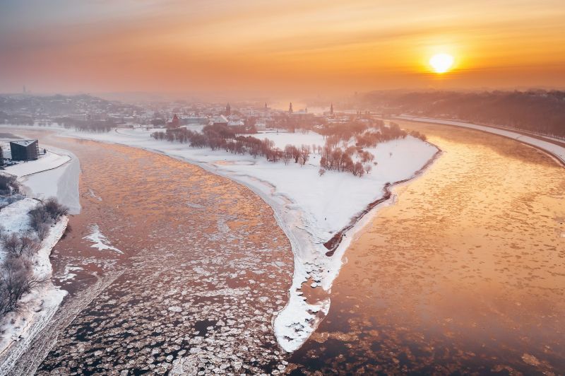 Kaunas, město, zima, sníh, řeka, slunečnímu záření Kaunas, město, zima, sníh, řeka, slunečnímu záření