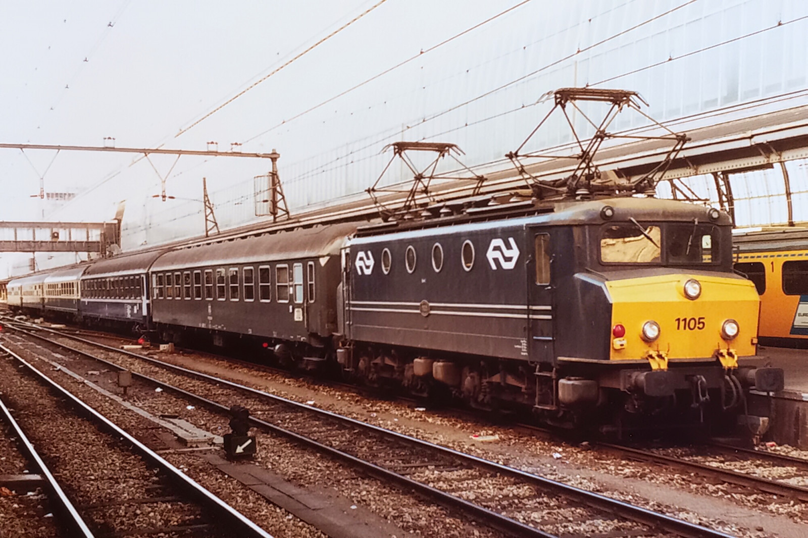 Zug, Spur, Transport, Lokomotive, Schienenverkehr, Fahrzeuge, Transportart, Bahnhof, Elektrische Lokomotive, Eisenbahnwagen, öffentlicher Verkehr, Personenkraftwagen, Stromversorgung, Fahrzeug, Schnelltransit, Elektrizität
