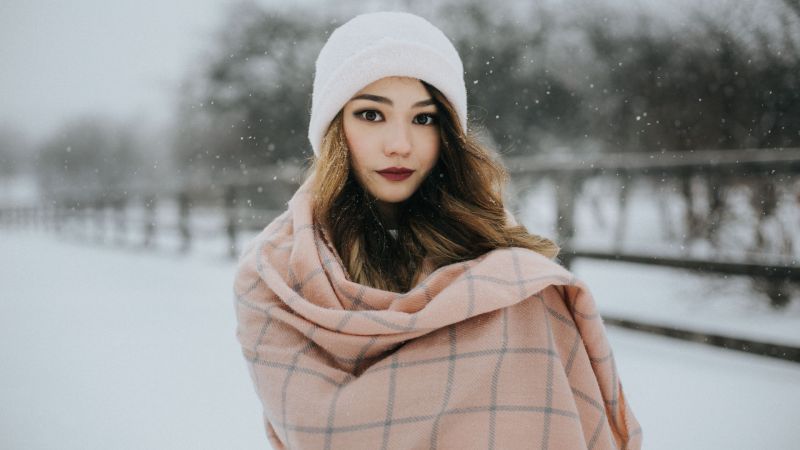 Studený, červená rtěnka, sníh, zima, ženy venku, ženy Studený, červená rtěnka, sníh, zima, ženy venku, ženy
