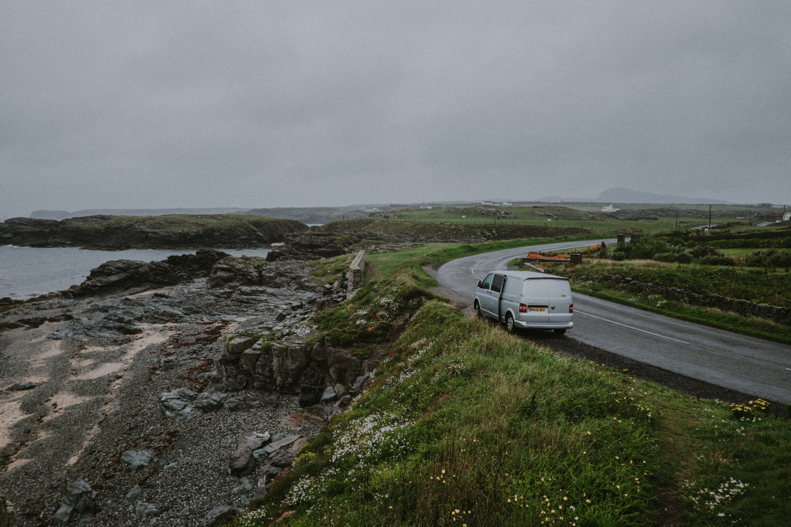 Ларс граница с грузией. Военно – грузинская дорога закрыта для большегрузов. Автомобильный и пешеходный трафик. Дорога очередь. Фуры на границе с грузией.