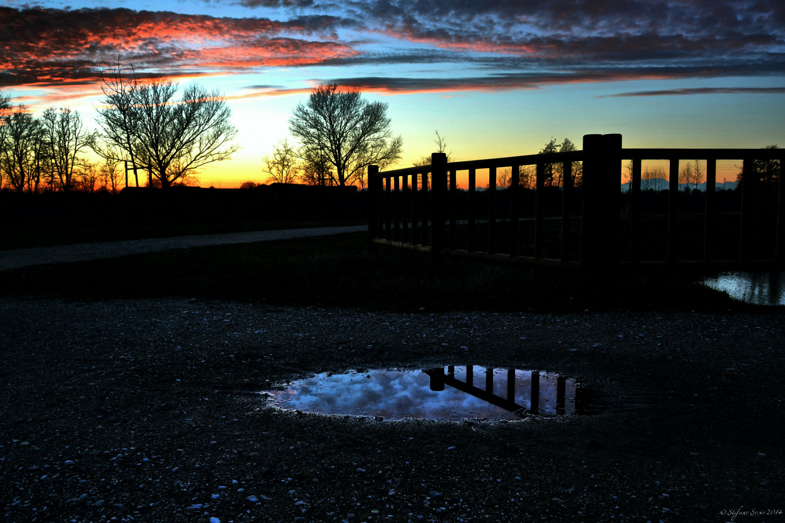 slunečnímu záření, krajina, západ slunce, moře, noc, odraz, nebe, park, stín, déšť, mraky, svítání, večer, ráno, most, slunce, horizont, atmosféra, Nikon, plot, soumrak, Klid, louže, odstíny, Reflex, Tramonto, světlo, mrak, náladový, barvy, svítání, Sluneční svit, odrazy, vlna, po, odstín, cielo, pěkný, D3100, tma, bello, colori, ponte, parco, Riflessi, karetní hra, nuvole, Pioggia, tranquillit, 18200, fotonikon3100, staccionata, sfumature, dopo