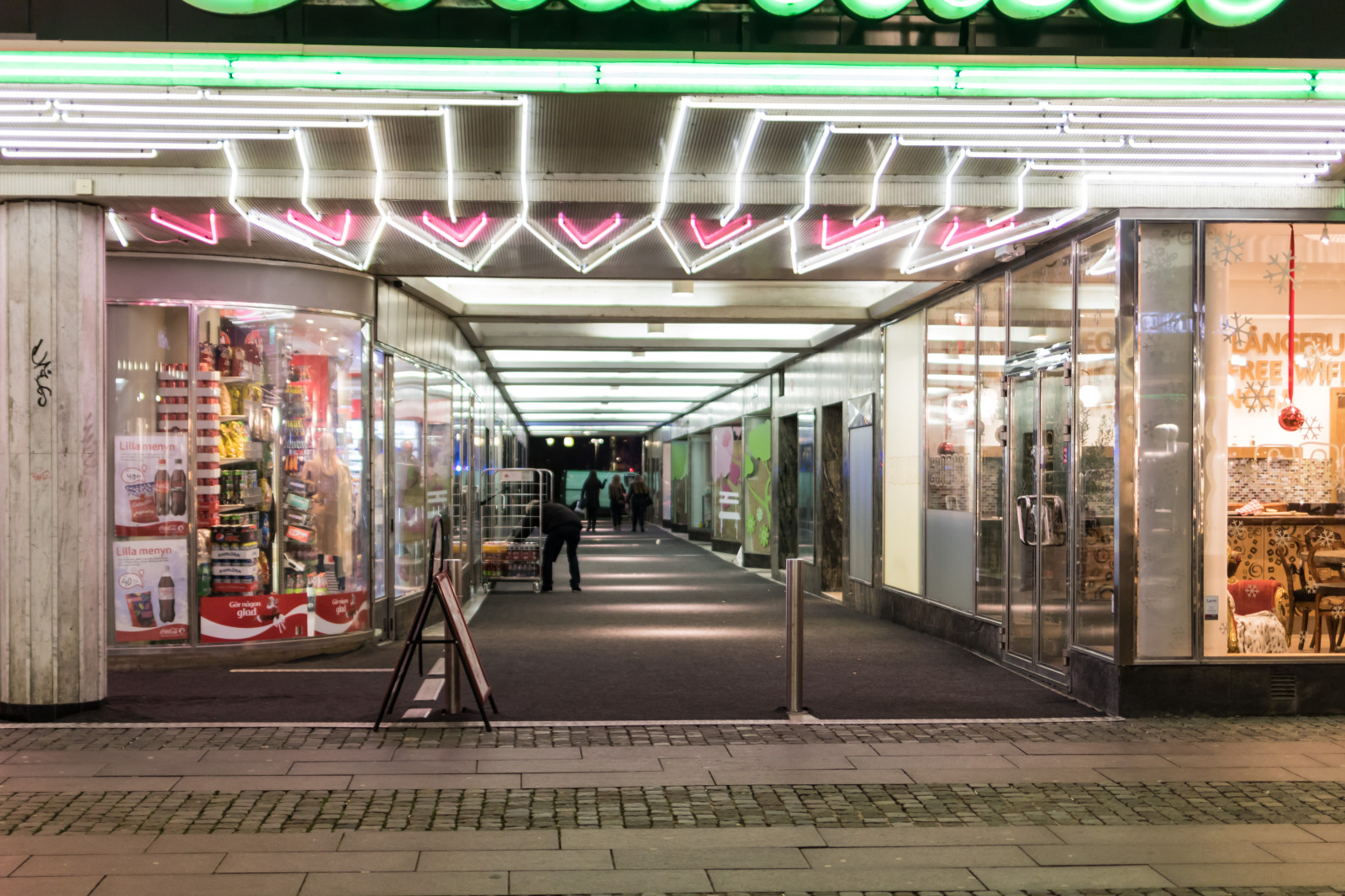 noc, budova, Vzhled interiéru, nakupování, supermarket, Malmo, gatufoto, nightphotography, Natt, v noci, exif modelu canoneos760d, geocountry, Kamera aby kánon, geocity, Model fotoaparátu canoneos760d, geostate, geolocation, exif aby kánon, exif focallength 35mm, EXIF otvor 20, EXIF isospeed 500, streetphotography, nattfotografering, EXIF ef35mmf2isusm čočka, maloobchodní, veřejná doprava, obchodní dům