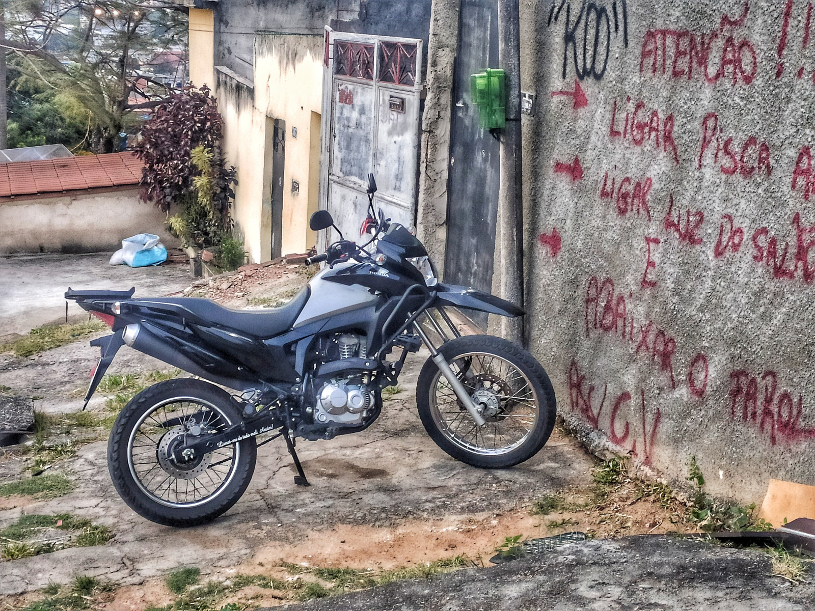 kolo, pneumatika, rostlina, vozidlo, automotive pneumatiky, automotive Lighting, Fuel tank, šlapat, motorové vozidlo, automotive výfuku, motocykl, brzda vozidla, kola z lehkých slitin, Blatník, automobilového designu, okraj, Shock absorber, automotive wheel system, výfukový systém, krajina, silnice, tráva, motorcycle accessories, automobilový exteriér, mluvil, suspenze, auto part, světlomet, uhlík, půda, tlumič, budova, parkoviště, brzda, kov, syntetická guma, ulice, doprava, dobrodružství