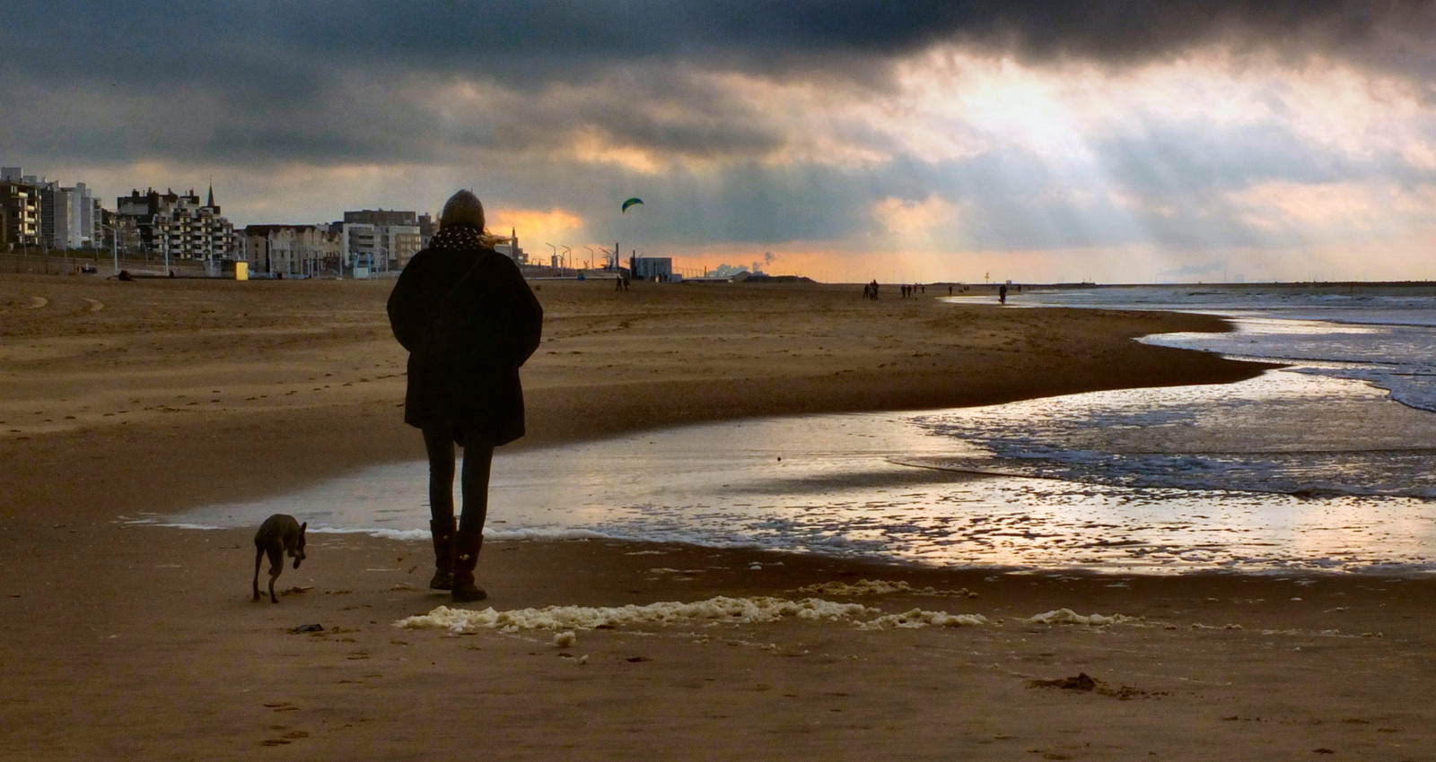 slunečnímu záření, západ slunce, moře, voda, pobřeží, písek, odraz, nebe, pláž, svítání, uklidnit, večer, ráno, pobřeží, horizont, soumrak, dovolená, mrak, oceán, vlna, pramen, kust, slapy, venčení psa, denhaag, thehague, tělo z vody, mořská vlna, meteorologický jev, mělčina při ústí řeky, wandelen, Lahayehaag, Vloedlijnscheveningen, coastal and oceanic landforms