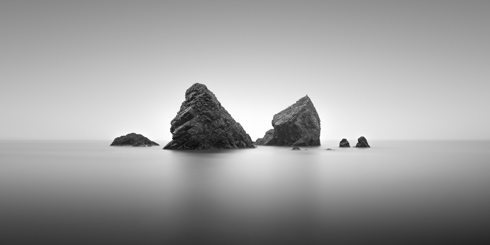 krajina, černobílý, moře, Skála, Příroda, odraz, fotografování, pobřeží, horizont, skály, světlo, svítání, oceán, tvar, tma, mlha, 1600x800 px, atmosférický jev, počítač tapeta, Černý a bílý, monochromatické fotografování