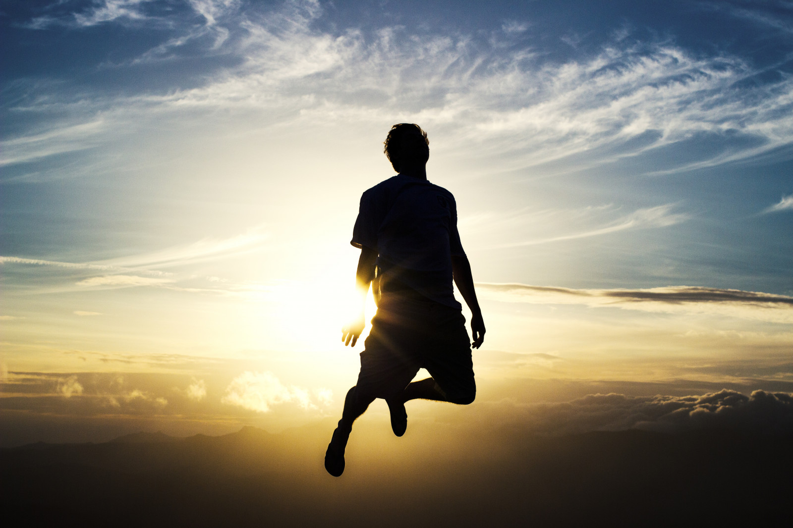 ท้องฟ้า, เมฆ, ภาพเงา, ขอบฟ้า, พระอาทิตย์ขึ้น, ชาย, บรรยากาศของโลก, ยืน, กลางวัน, บรรยากาศ, เช้า, กระโดด, แสงแดด, ดวงอาทิตย์, วันหยุด, สนุก, พระอาทิตย์ตก, แบ็คไลท์, ตอนเย็น, ความสุข, ปรากฏการณ์ทางอุตุนิยมวิทยา, ทะเล, เงียบสงบ, การพักผ่อนหย่อนใจ, วอลล์เปเปอร์คอมพิวเตอร์, stock photography, เงา