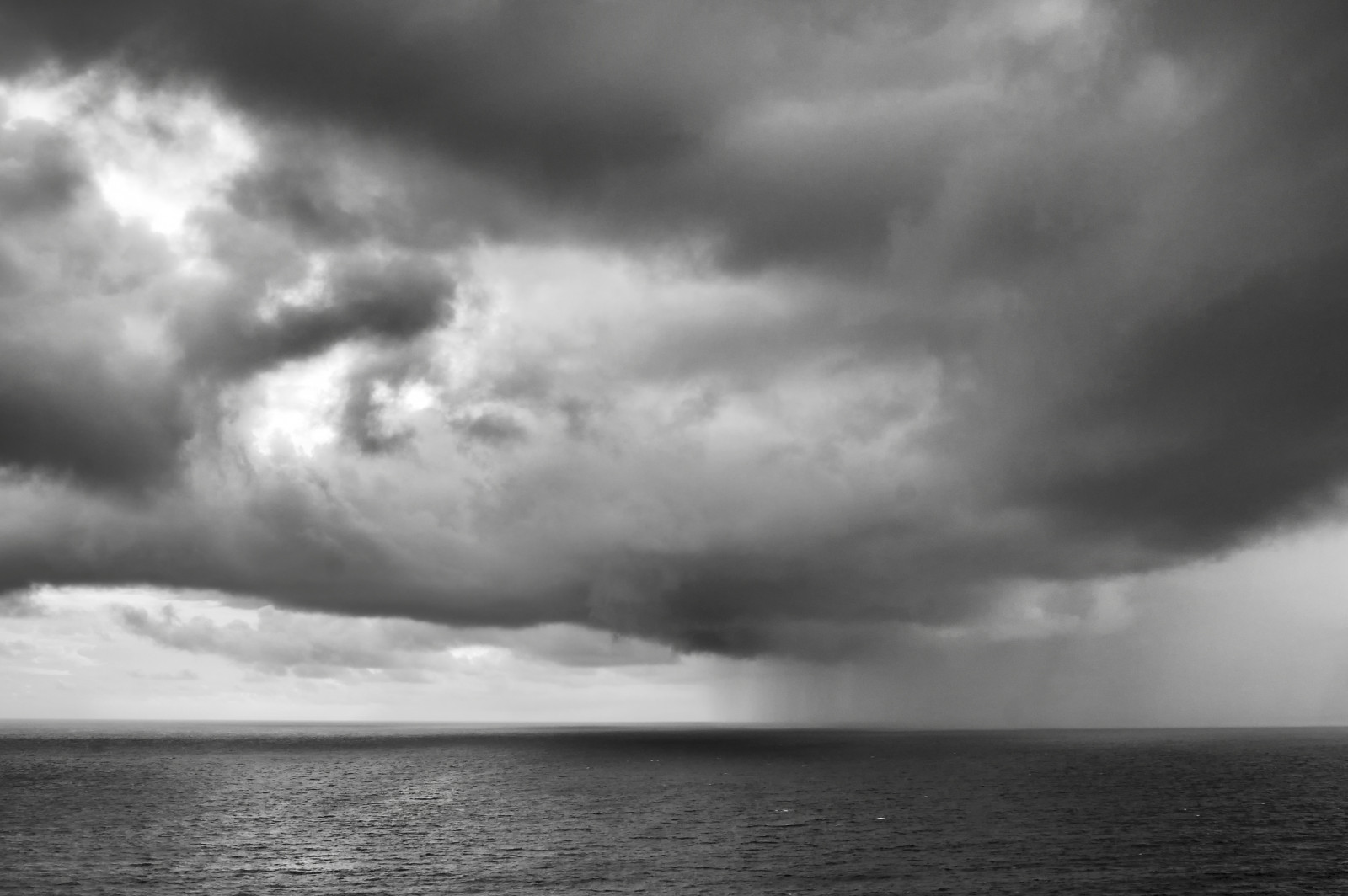 luz de sol, paisaje, monocromo, mar, agua, naturaleza, cielo, lluvia, fotografía, calma, tormenta, noche, gris, viento, horizonte, Sony, atmósfera, Bali, Blanco y negro, nube, Tormentoso, hermosa, Oceano, ola, de viaje, marina, Natur, Carl Zeiss, oscuridad, Schwarzweiss, tiempo de día, Reise, Regen, Meer, Sturm, Papel pintado de la computadora, Atmósfera de tierra, en blanco y negro, Fotografía monocroma, Onda de viento, Fenómeno meteorológico, cúmulo, fenómeno, Horizontal, Granangular, Schattierung, Variosonnart281635, Dslra550, Regenwolken, Mira, Uluwatu, Silvertones, Regenfront, Regenzeit, El cuidador de la marea