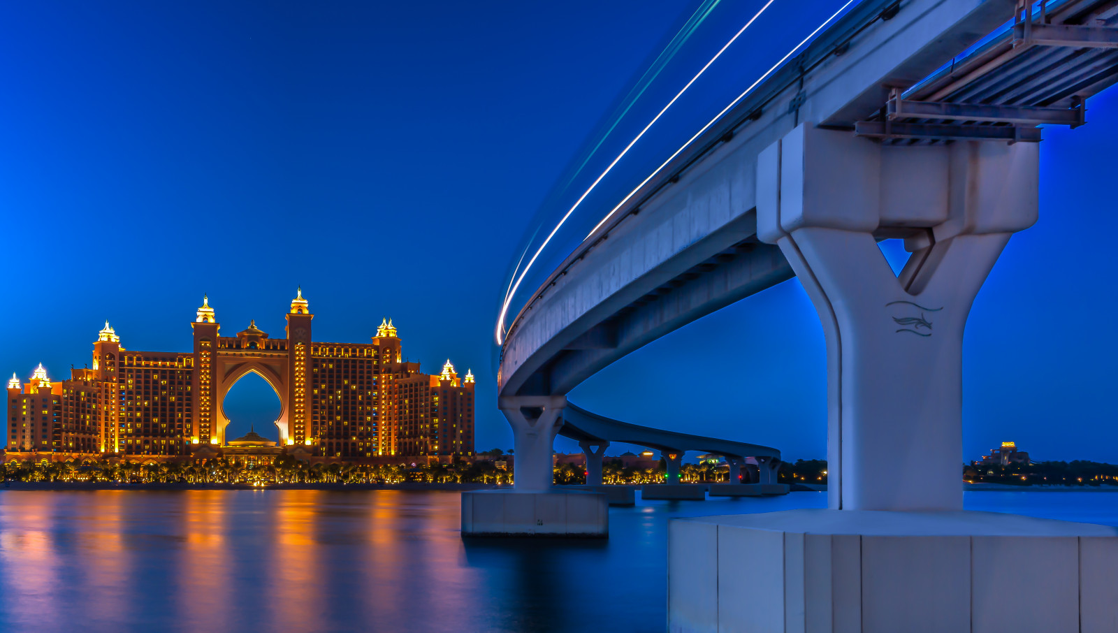 by, bybilledet, nat, arkitektur, vand, by-, afspejling, vej, skyline, skyskraber, blå, aften, tårn, bro, Nikon, Dubai, skumring, metro, Atlantis, KUNST, longexposure, Bluehour, refleksioner, nightphotography, design, milepæl, hovedstadsområde
