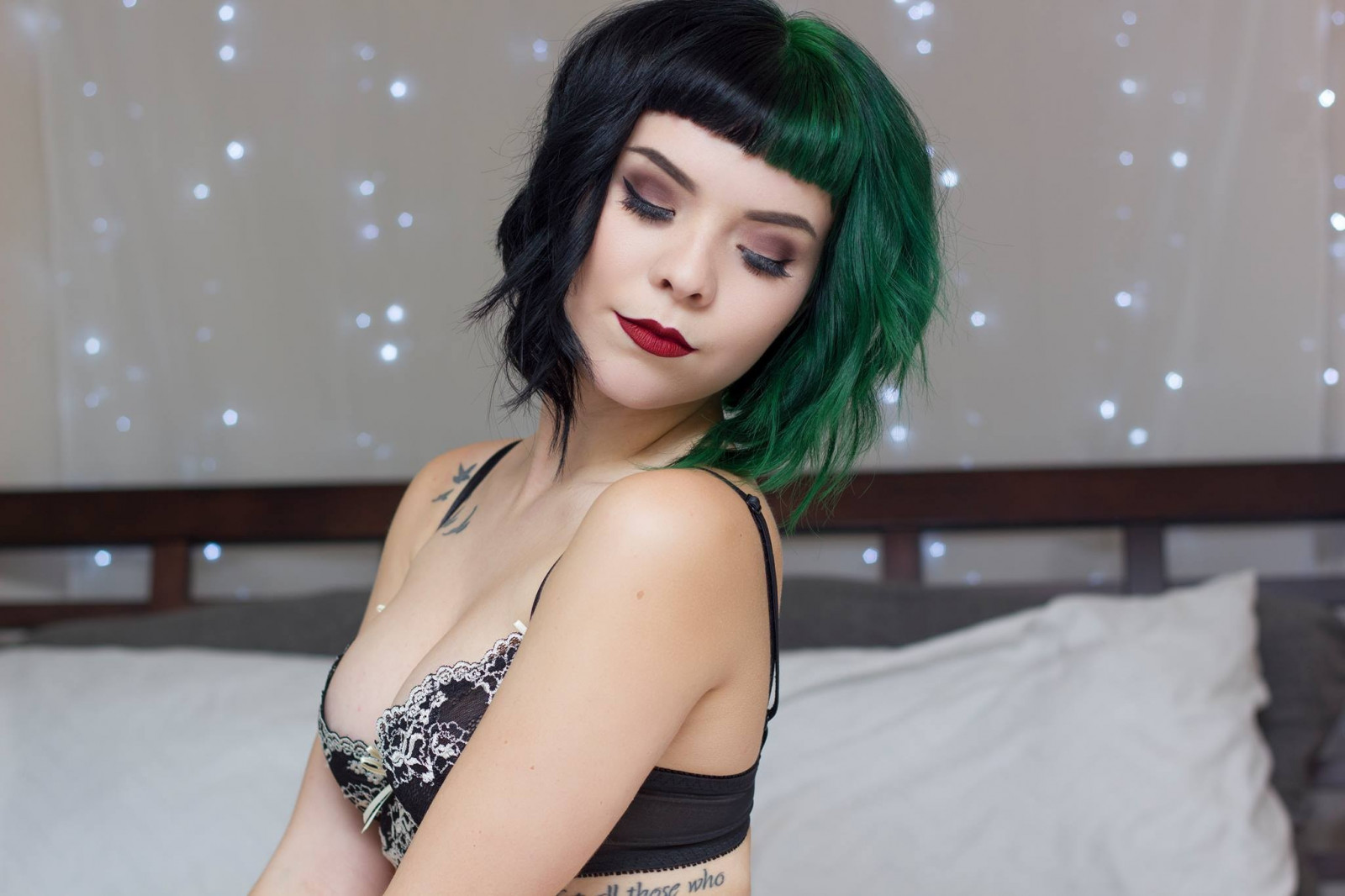 donne, modello, capelli tinti, capelli lunghi, Luna Cera, a letto, fotografia, vestito, capelli neri, moda, capelli, Persona, pelle, capi di abbigliamento, top model, ragazza, bellezza, occhio, donna, signora, gamba, costume, acconciatura, servizio fotografico, capelli castani, arte modello, addome, corpo umano, indumento intimo