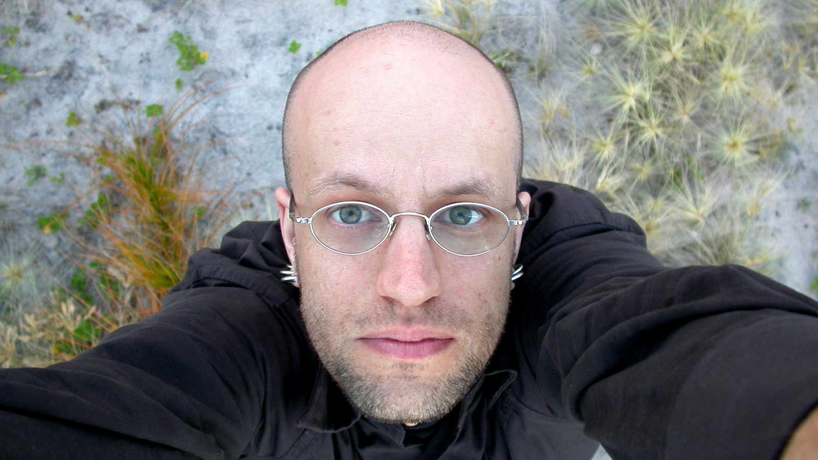 Robert henke, viso, bicchieri, setola, mani