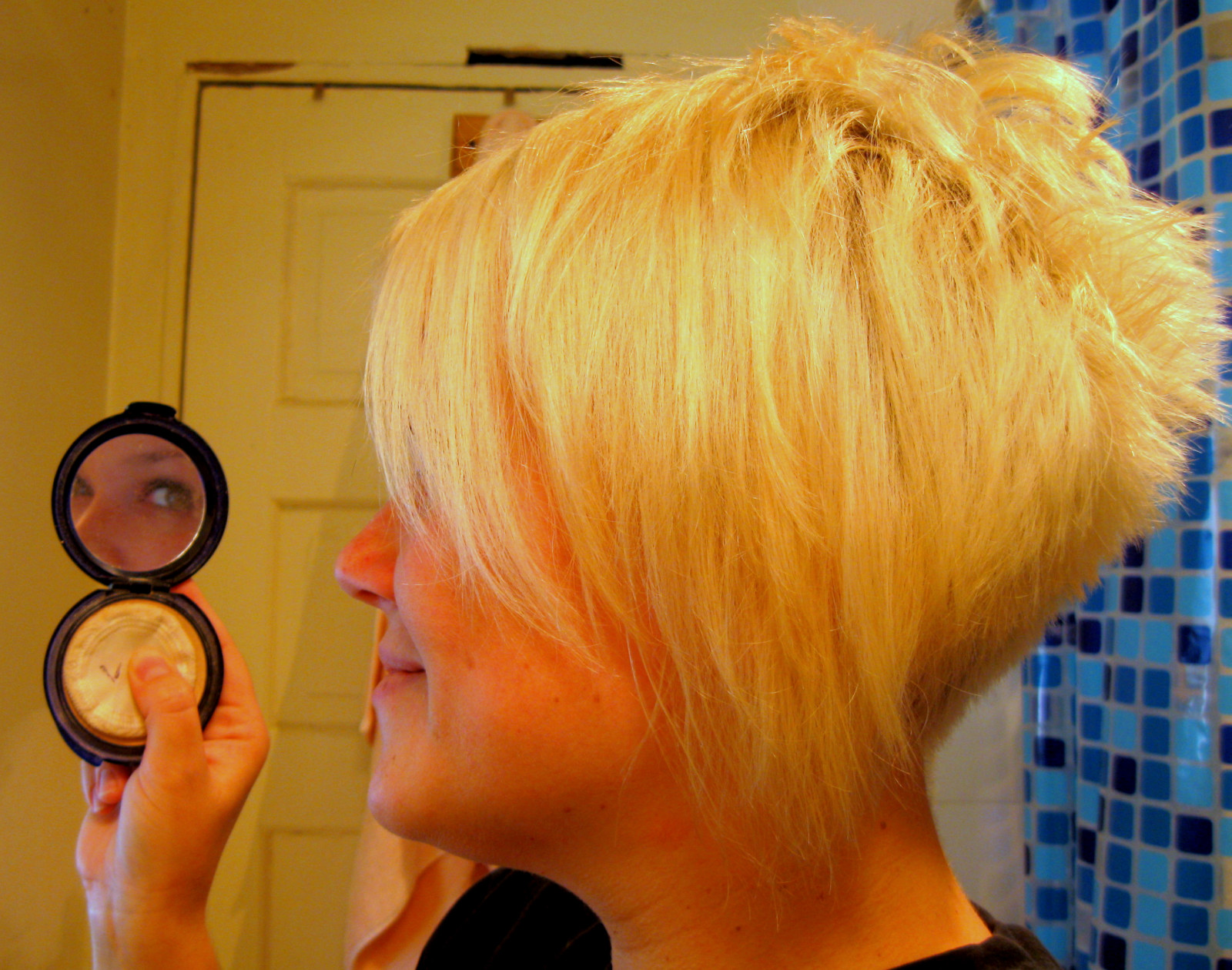 dívka, nos, zrcadlo, oči, profil, bob, kuřátko, blondýnka, krátké vlasy, samolibě se šklebit, brada, záludný, texturou, stupnicí