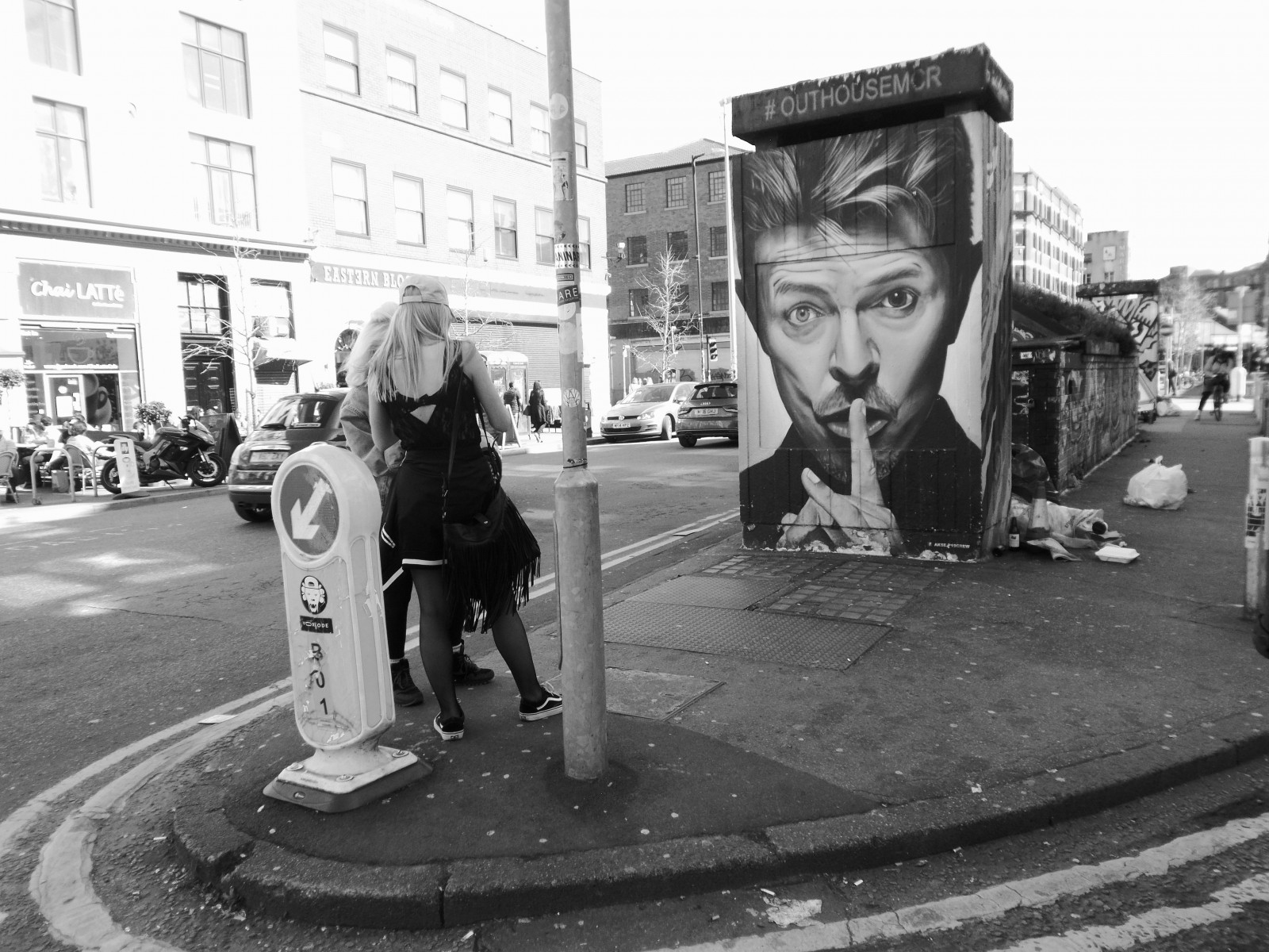 คน, ขาวดำ, ถนน, ผนัง, ถนน, การถ่ายภาพ, งานศิลปะ, เพลง, ซันนี่, กราฟฟิตี, ภาพจิตรกรรมฝาผนัง, โครงสร้างพื้นฐาน, ศิลปะ, ดำและขาว, cityview, bw, streetart, streetlife, ชีวิตในเมือง, ศิลปิน, urbanlife, สไตล์, รูปถ่าย, ใจกลางเมือง, streetphotography, ตรงไปตรงมา, ป๊อป, streetscene, urbanart, urbanphotography, ภาพรวม, candidstreet, Manchester, ชีวิตประจำวัน, ดำและขาว, ถ่ายภาพขาวดำ, ตำแหน่งของมนุษย์, streetsnap, outhousemcr, stevensonsquare, ภาคเหนือ, urbanfragment, เดวิดโบวี