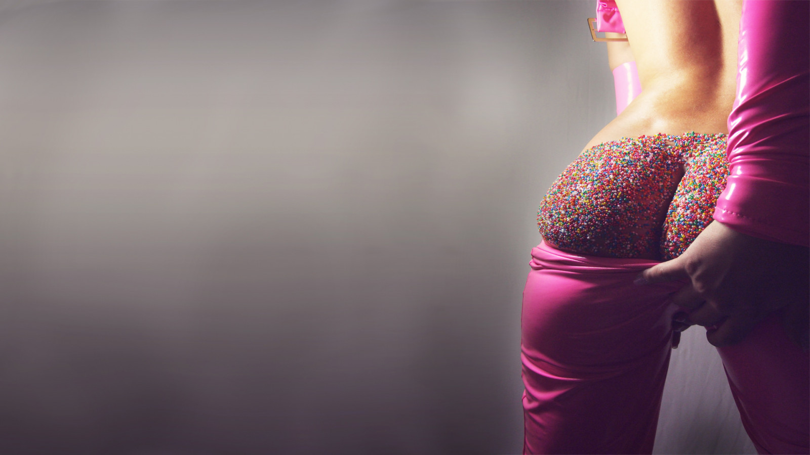 ženy, model, jednoduché pozadí, osel, Červené, fotografování, šaty, móda, cukroví, bonbóny, růžový, postřikovačů, ruce na zadek, latex, akt, barva, krása, ruka, prst, noha, fotografie, smysl, paže, focení, břicho, interakce