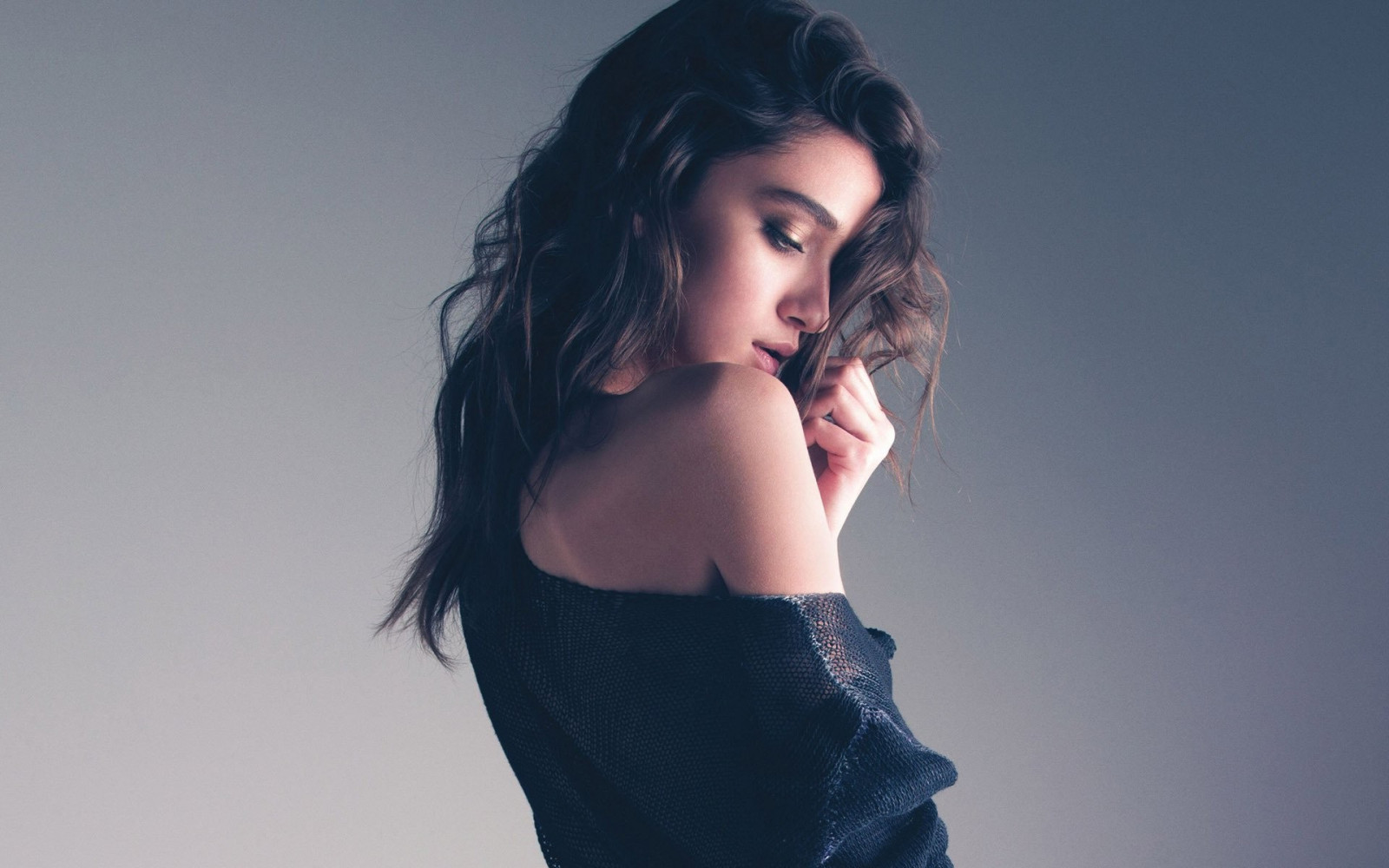 donne, modello, ritratto, capelli lunghi, brunetta, spalle nude, fotografia, blu, capelli neri, capelli ricci, moda, capelli, emozione, Persona, pelle, ragazza, bellezza, occhio, donna, mano, fotografia, Senso, acconciatura, 1920x1200 px, posizioni umani, fotografia di ritratto, servizio fotografico, capelli castani, arte modello, espressione facciale, addome, corpo umano, organo, Guardando giù