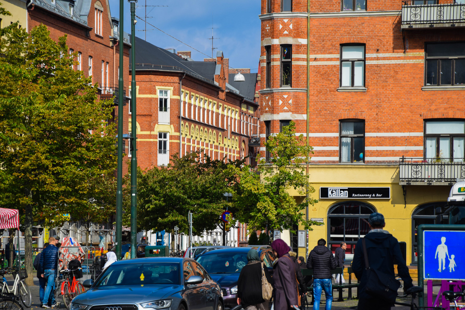 lidé, město, ulice, panoráma města, městský, silnice, město, Švédsko, Evropa, infrastruktura, pěší, centrum, cityview, budovy, cars, přechod pro chodce, ulicích, m LLEV ngen, m Llan, sk ne, Street View, byggnader, Malmo, m nniskor, živobytí, obchody, chodci, vardag, cityandthestreets, aff RER, pruh, urban area, lidské osídlení, sousedství, obytný prostor