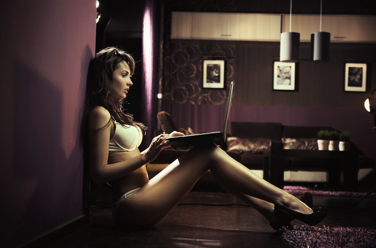 intimniy-albom-devushki-na-kompyutere