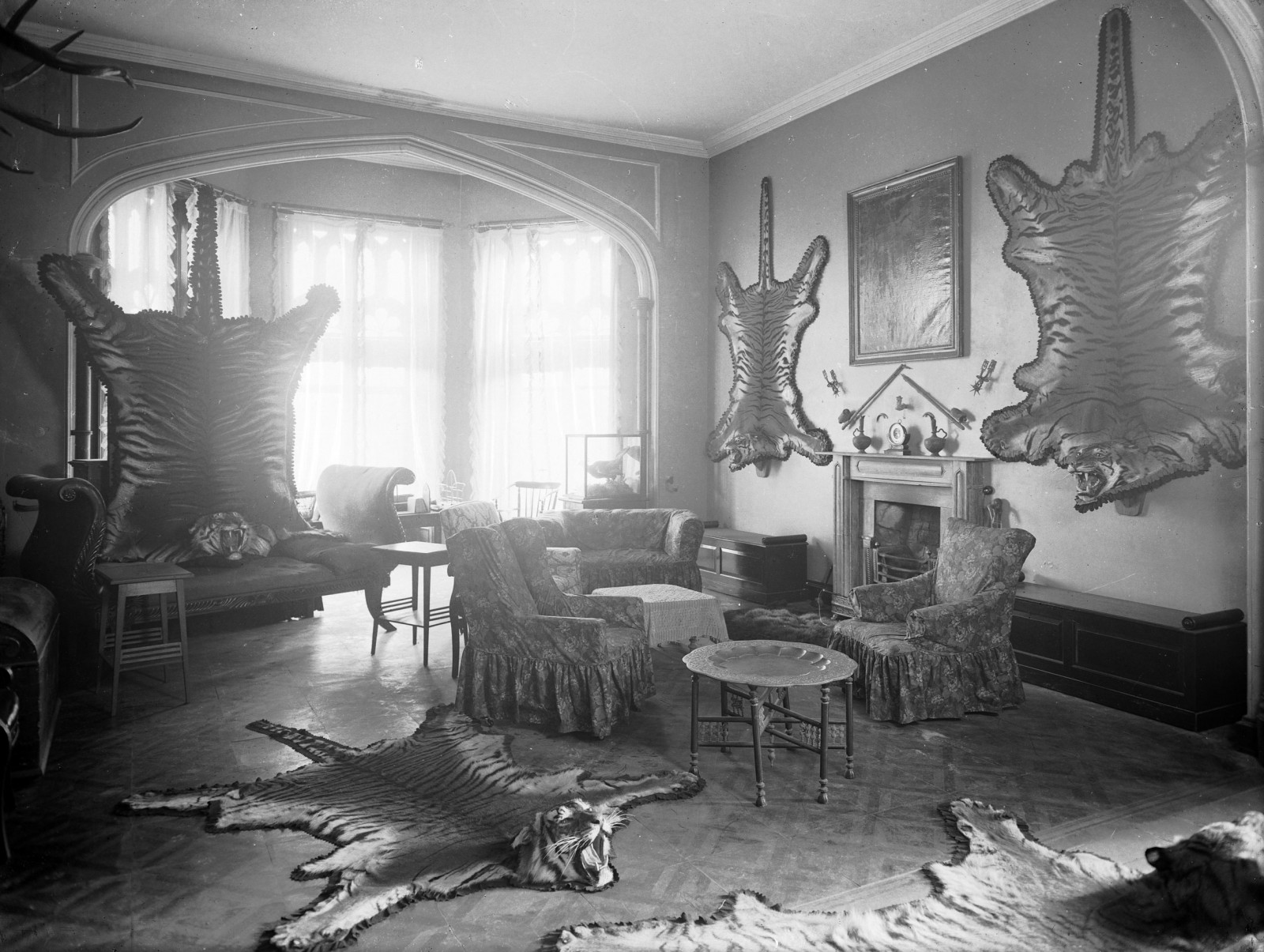 hvid, sort, monokrom, vindue, arkitektur, værelse, væg, fotografering, tabel, horn, hus, stol, Irland, ildsted, Indretning, gevir, rør, Skins, sporer, februar, torsdag, ur, hjem, 3, fasan, møbel, sort og hvid, monokrom fotografering, bagagerum, stadig liv fotografering, stue, Waterford, Munster, glassnegative, ahpoole, poolecollection, arthurhenripoole, polstring, 1910s, nationallibraryofireland, 1916, stort hus, magazinerack, stuffedbird, talg, bengaltigers, parquetflooring, ruching, opiumpipes, tigerskins, glencairnabbey, stock photography