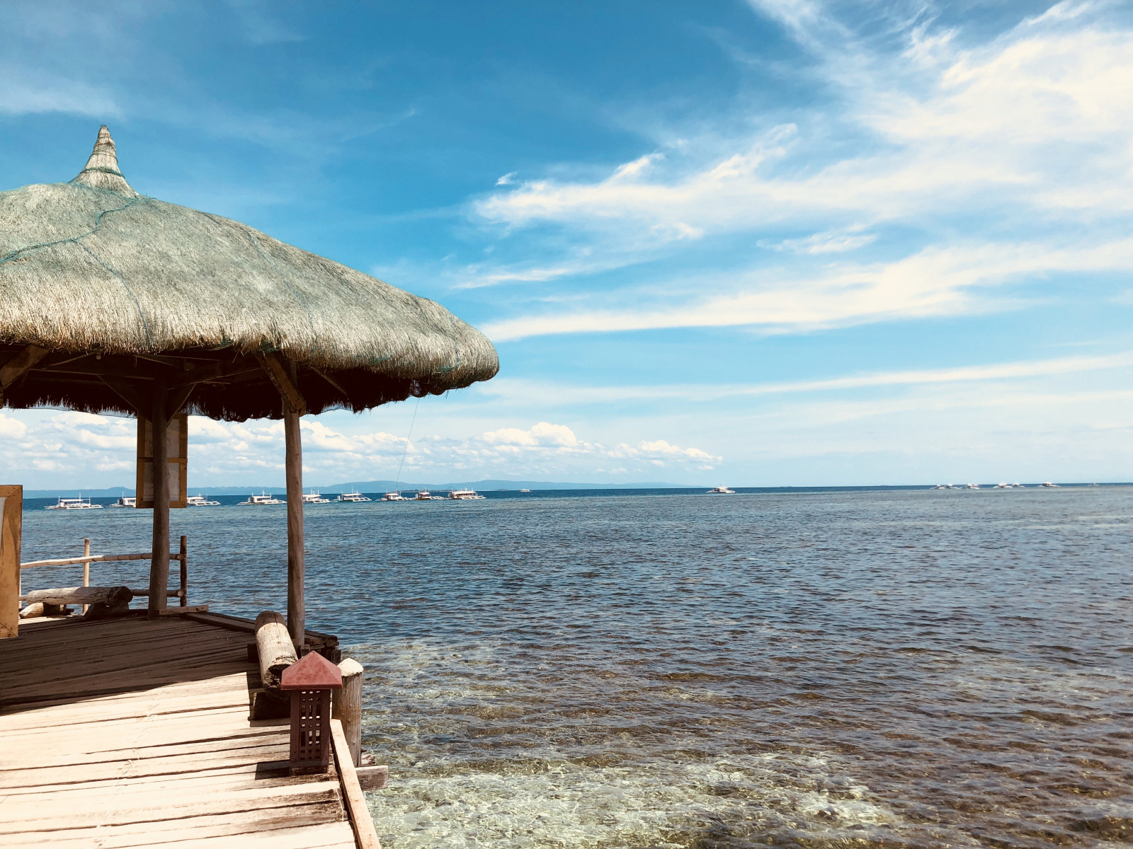 Wasser, Wolke, Himmel, Dachdecken, Schatten, Gebäude, coastal and oceanic landforms, Arecales, Strand, Gartenmöbel, Reise, Haus, Landschaft, See, Freizeit, Horizont, Pavillon, Holz, Kumulus, Insel, Baum, Palme, Karibik, Dach, Bucht, Ozean, Mode-Zubehör, Tropen, Hütte, Erholungsort, Hütte, Bank, Öko-Hotel, Erholungsort, klingen, outdoor table, Küste, Rock, Welle, Wind, Windwelle, Tourismus, Ferien, Urlaub, Lagune