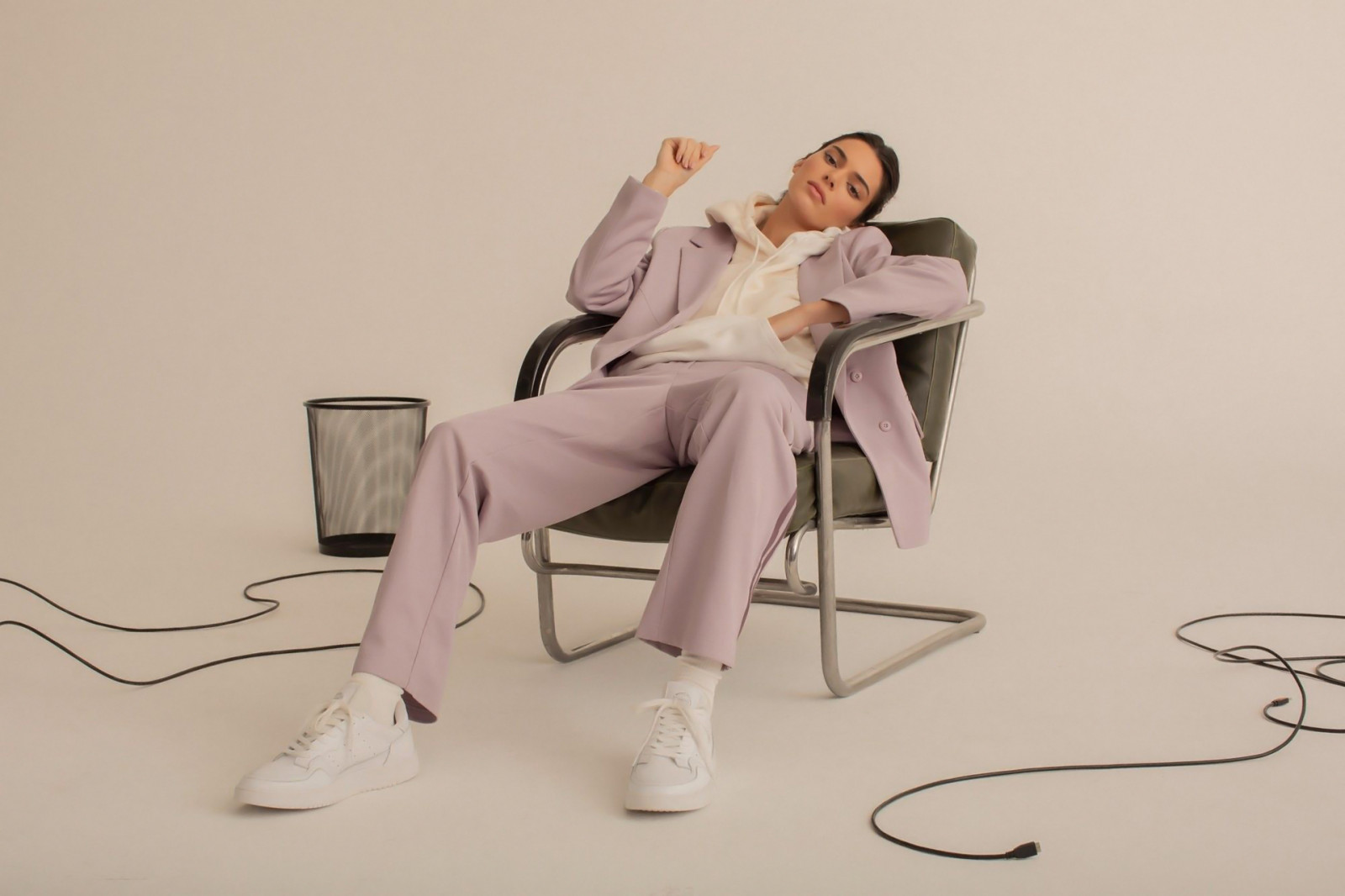 Kendall Jenner, mujer, modelo, morena, pelo oscuro, Fondo simple, sentado