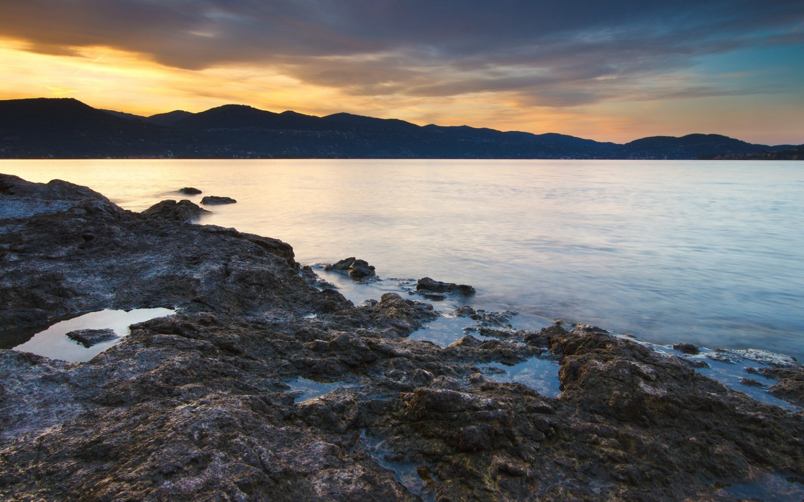 krajina, západ slunce, moře, záliv, jezero, voda, Skála, pobřeží, odraz, pláž, svítání, ráno, pobřeží, horizont, pelerína, soumrak, mrak, hora, svítání, oceán, vlna, zátoka, 1680x1050 px, jezero, tělo z vody, mořská vlna