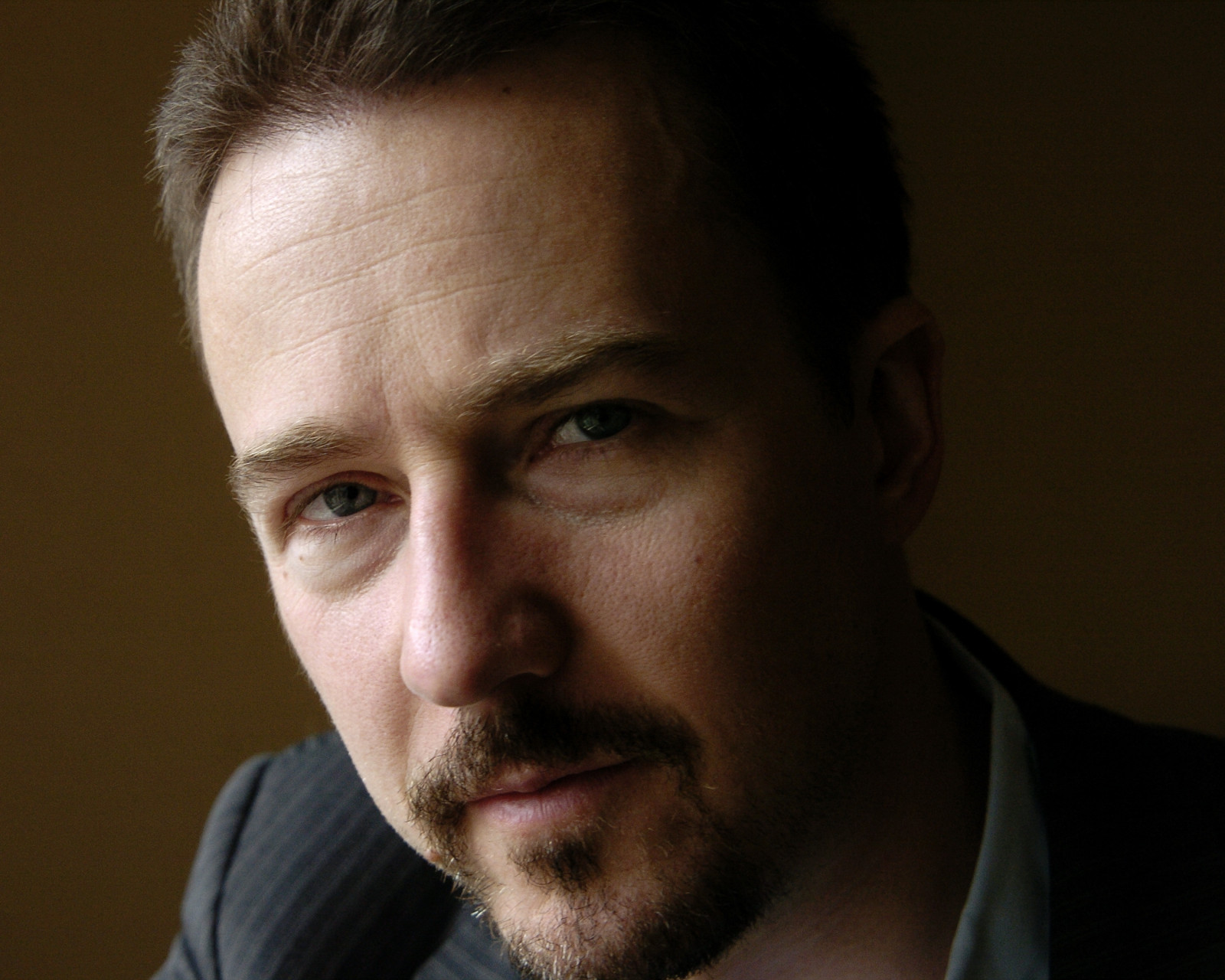 Edward Norton, herec, muž, tvář, zblízka, štětiny