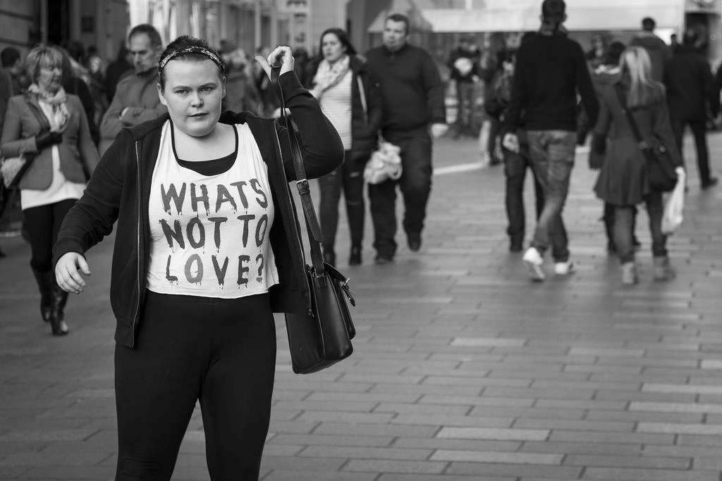 tvář, lidé, bílý, Černá, černobílý, portrét, město, ulice, městský, stín, silnice, fotografování, Skotsko, Tón, Kánon, móda, textura, život, Spojené království, chůze, Glasgow, infrastruktura, pěší, Mono, Soustředit se, světlo, Černý a bílý, scéna, 50mm, měkký, venkovní, dívka, přírodní, tělesné, Černá bílá, žena, osvětlení, legrační, hloubka, odstín, ženský, mladý, člověk, detail, streetphotography, lidstvo, dav, výraz, upřímný, 7d, candidstreetphotography, momentka, obličejový, obuv, tričko, humor, Černý a bílý, monochromatické fotografování, vtipný, heslo