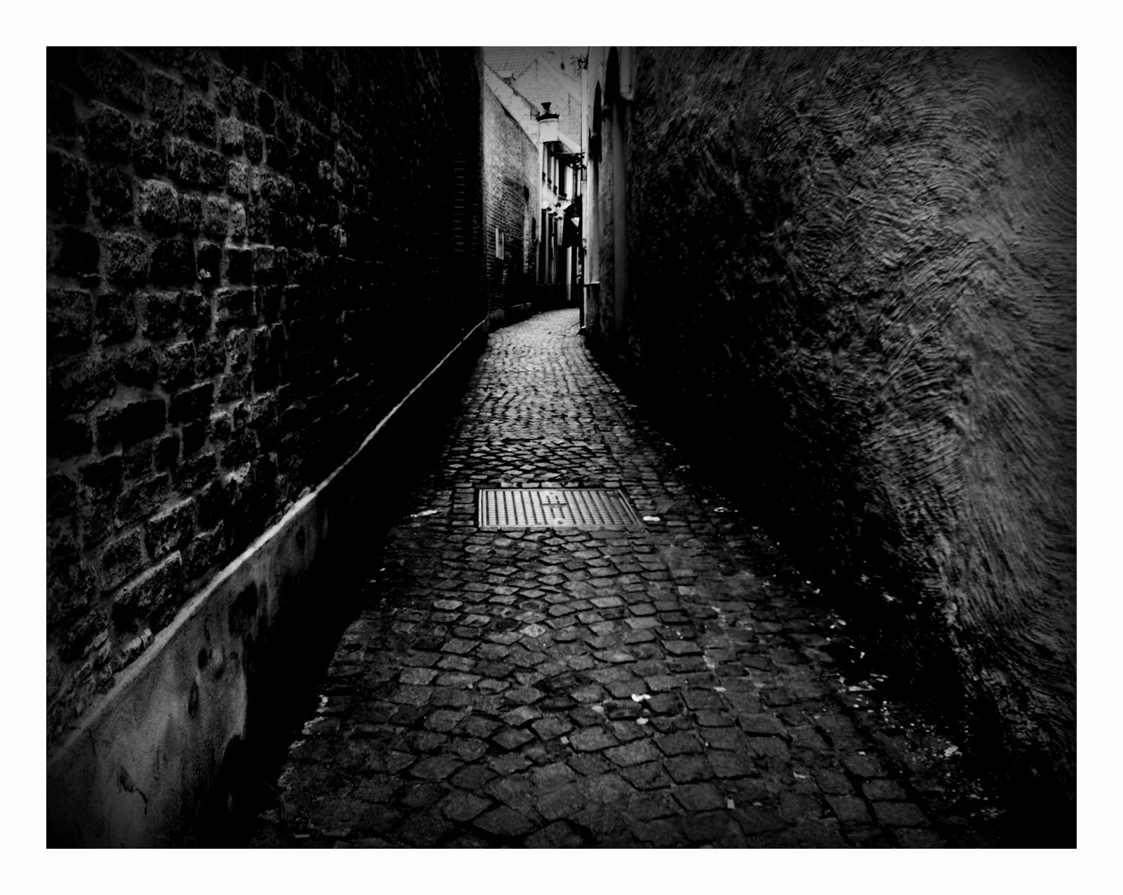 Černá, černobílý, temný, město, ulice, městský, budova, odraz, nebe, kameny, stín, fotografování, symetrie, textura, atmosféra, ulička, denní světlo, Bruges, prázdný, infrastruktura, Brugge, úhel, světlo, Černý a bílý, den, tělesné, Černá bílá, alej, budovy, zarámovaný, fotografie, tma, streetphotography, ricoh, bianco, blanco, streetshot, ricohgrdiv, urbanarte, seba0815, Černý a bílý, monochromatické fotografování, zátiší fotografování, úzký, artinbw, blackandwhiteonly, urbanliving, darkphotography, stock photography