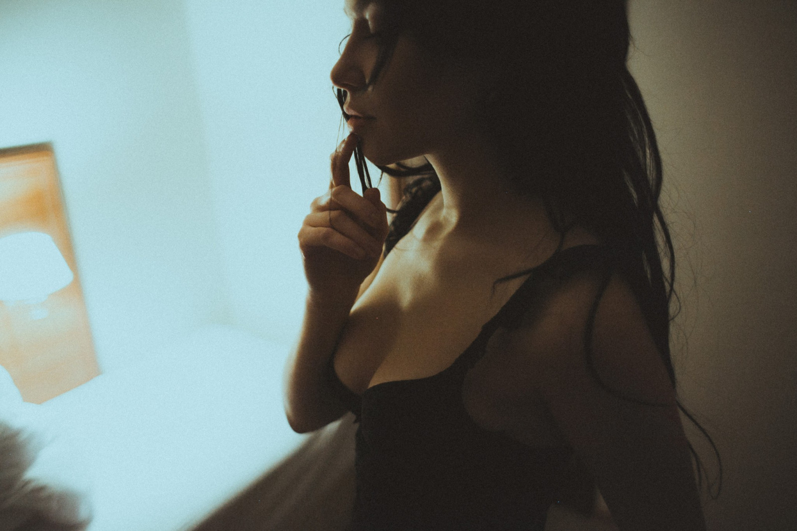 ženy, bruneta, černé vlasy, výstřih, emoce, Osoba, sideboob, hlučný, romantika, Alexander Muravyov, ruka, fotografie, smysl, konverzace, orgán, interakce, lidská činnost