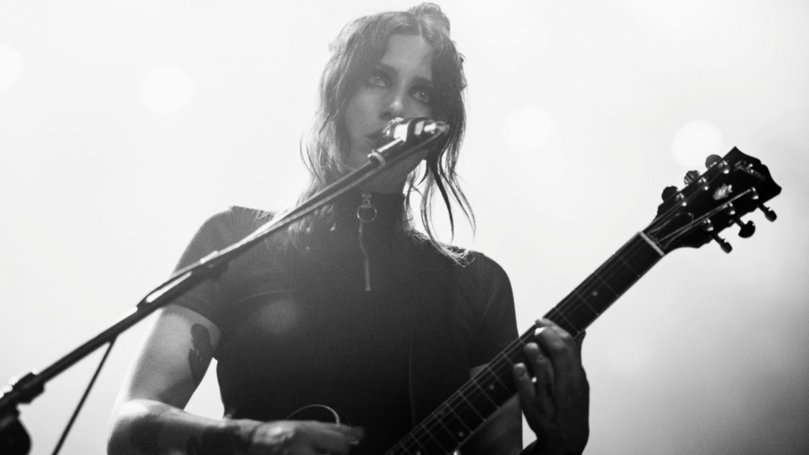 bílý, Černá, černobílý, kytara, hudební nástroj, fotografování, hudba, zpěvák, tetování, hudebník, kytarista, zpěv, zábava, Chelsea Wolfe, představení, koncert, Černý a bílý, monochromatické fotografování, strunný nástroj, basista, písničkář, baskytara, houslista