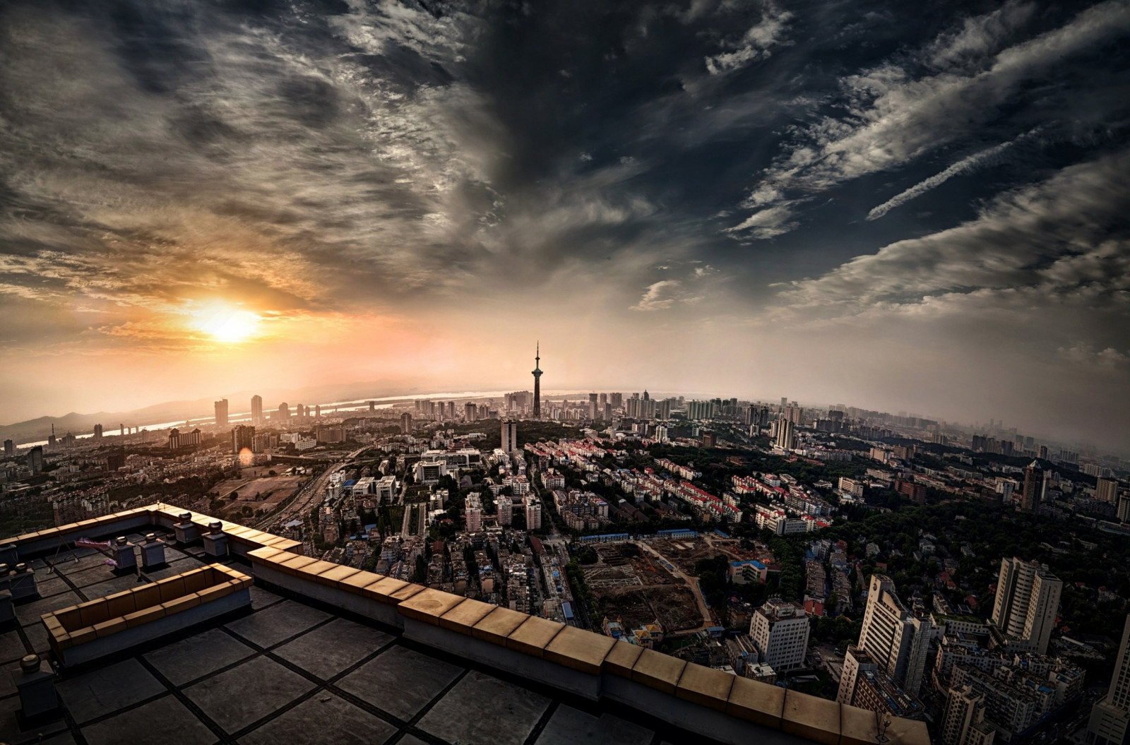 slunečnímu záření, západ slunce, město, panoráma města, noc, budova, odraz, nebe, mraky, panoráma, mrakodrap, večer, ráno, horizont, panoráma, střechy, soumrak, stadión, metropole, struktura, mrak, tma, mezník, Snímek obrazovky, urban area, Atmosféra Země, lidské osídlení, sportovní dějiště, letecké snímkování, 2500x1649 px