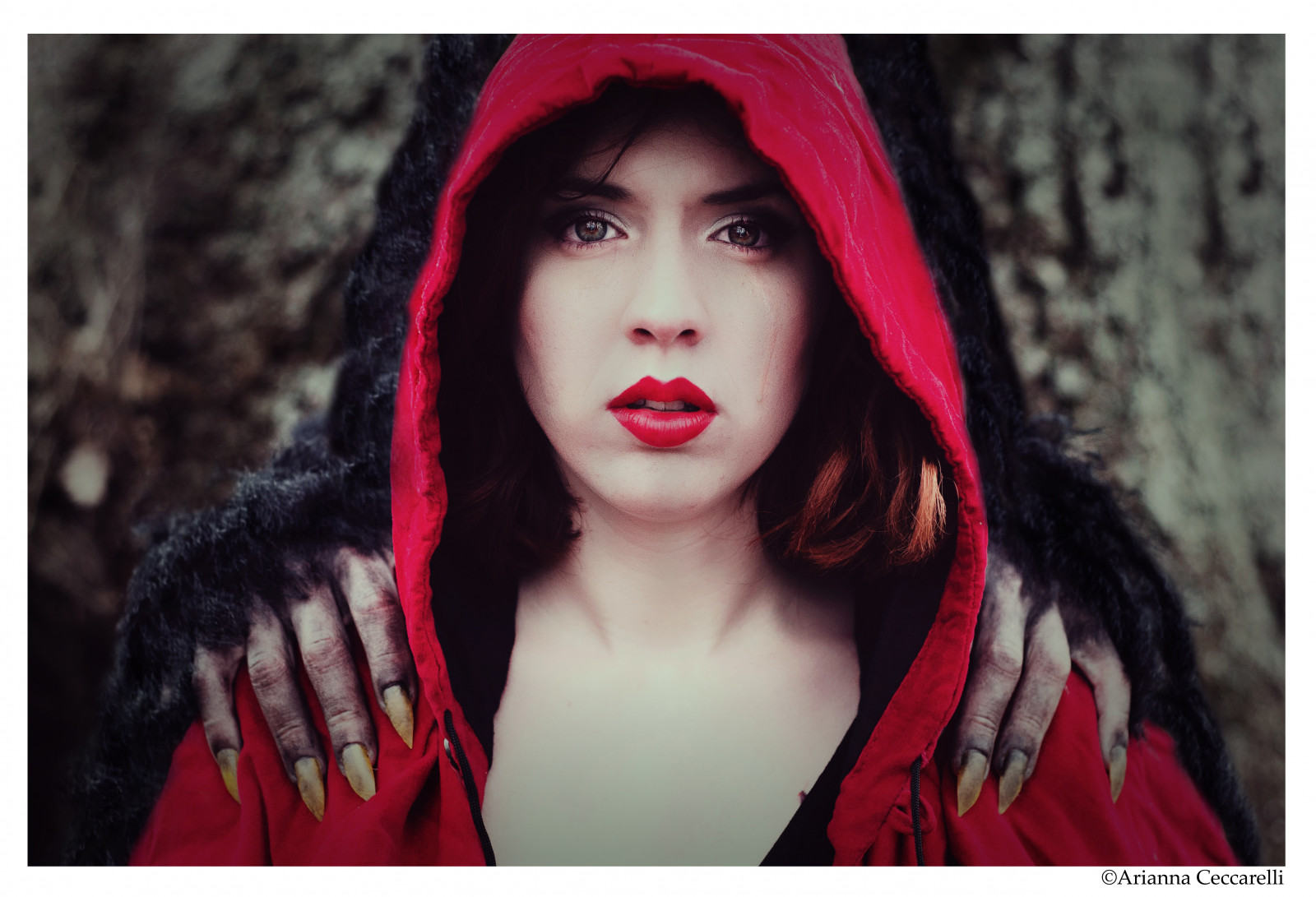 tvář, lidé, model, portrét, ruce, oči, temný, dlouhé vlasy, hrůza, Červené, černé vlasy, rty, vlk, ofina, drápy, Bajka, Pojmový, dívka, krása, oko, žena, dáma, výtvarné umění, ret, hnědé vlasy, člověk barva vlasů, barvení vlasů, goth subkultury, pohádky, červená kapuce, Grimms