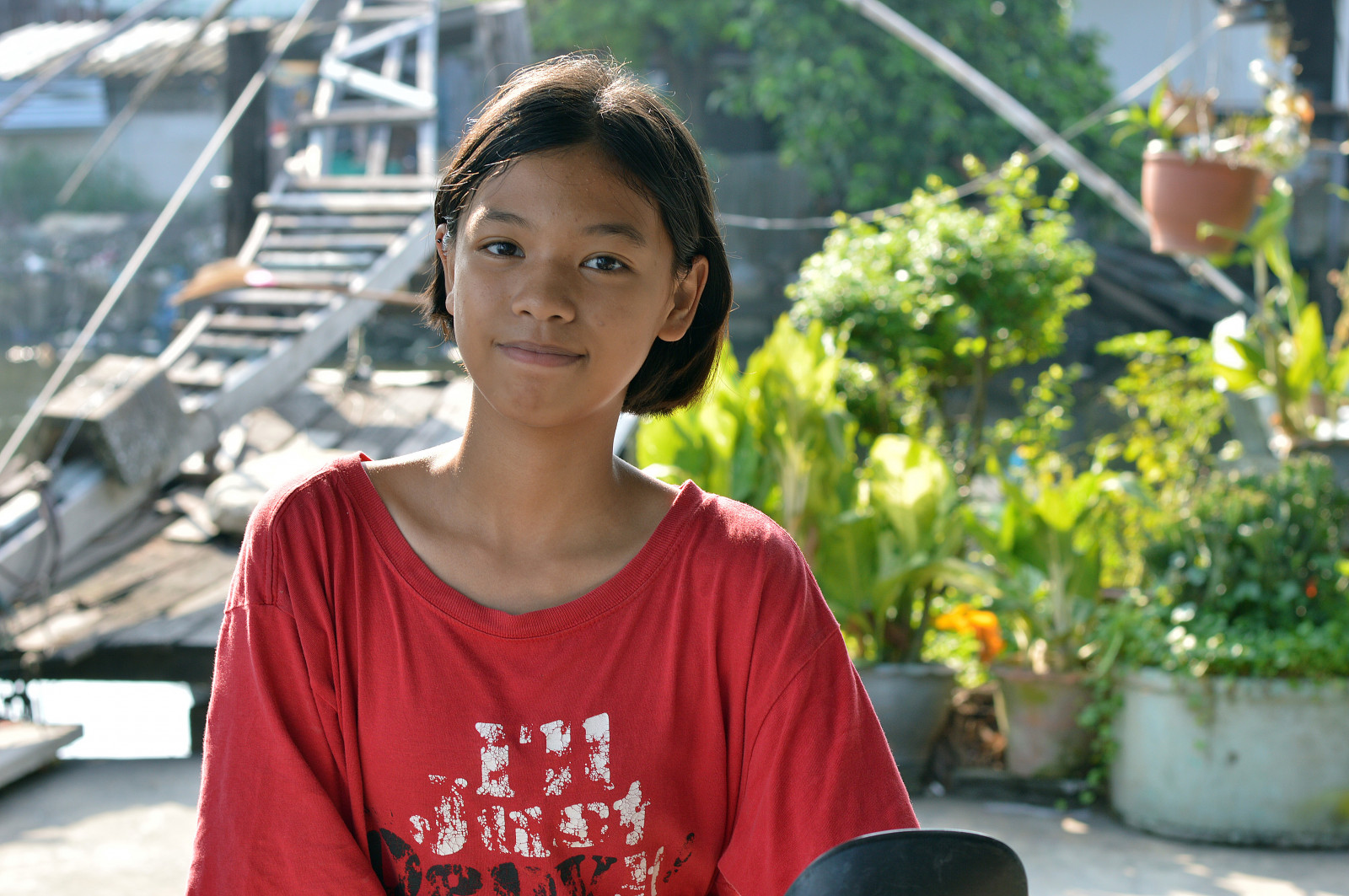 dosti, mladý, žena, Červené, košile, Khlong, Thanon, portréty, Bangkhen, Bangkok, Thajsko, Nikon, D3200