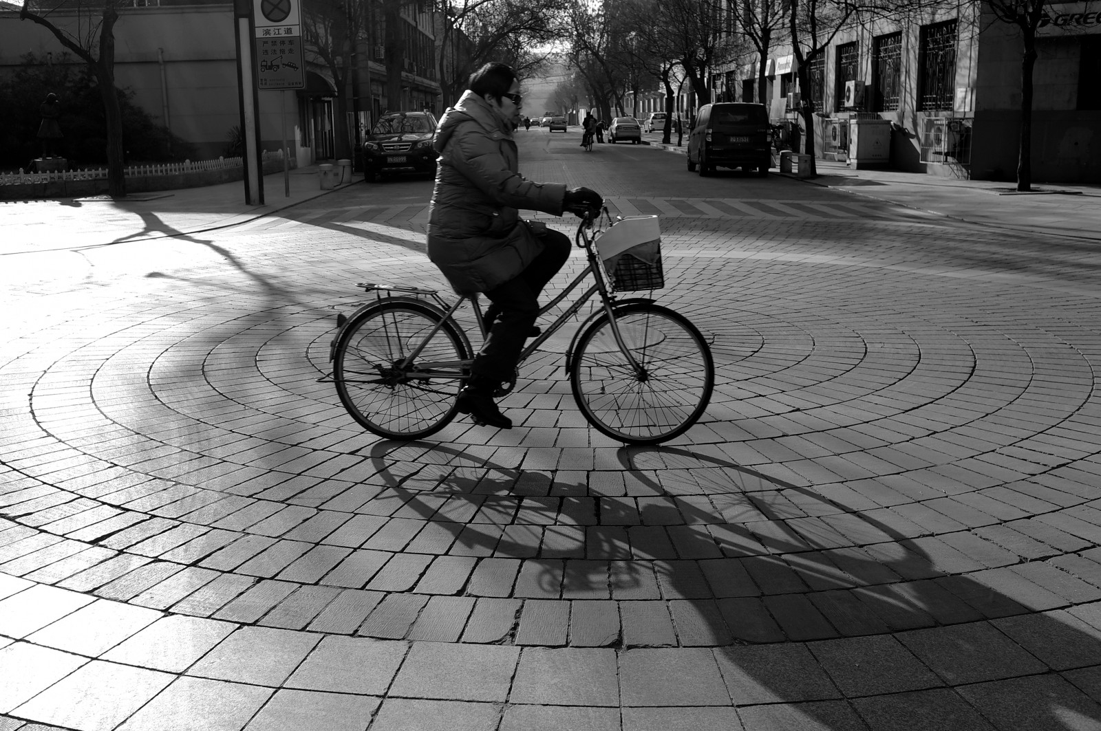 Černá, černobílý, ulice, jízdní kolo, zima, vozidlo, silnice, fotografování, cyklistika, infrastruktura, počasí, příběh, momentka, pruh, Černý a bílý, monochromatické fotografování, sportovní vybavení, cyklus sportu, jízdních kol motocross