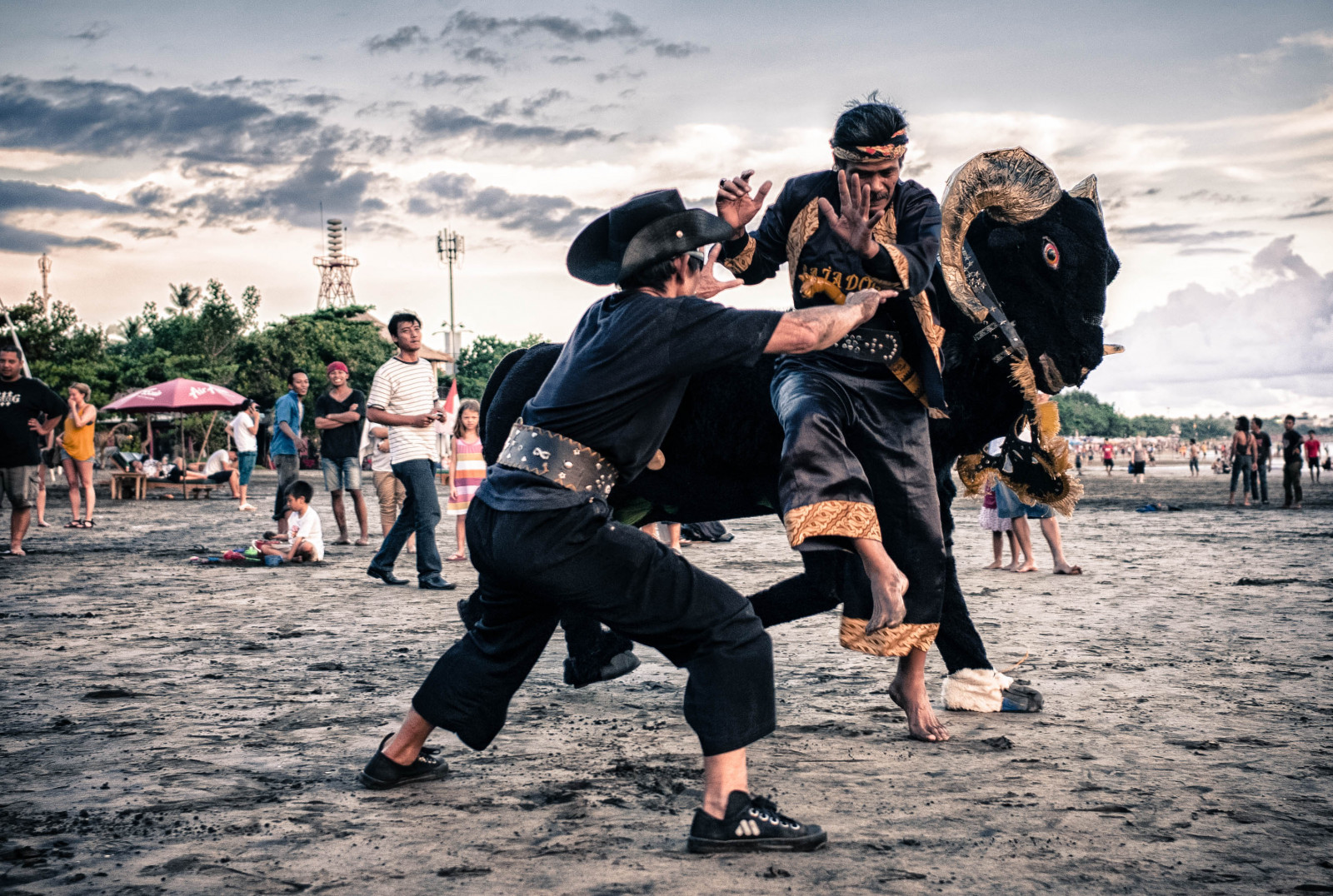 písek, nohy, čepice, pláž, růžky, hudba, Cestovní ruch, večer, Nohy, vlasy, soumrak, Bali, Leica, prsty, prsty, Indonésie, zpěv, událost, Býk, dovolená, strom, F28, oko, ruka, zábava, noha, představení, noha, skok, tanec, smát se, dav, kovboj, 28mm, paže, m8, kotník, ASPH, elmaritm, leicaimages, rekreace, múzických umění, umělec, colorefexpro4, Legian, diváci, holeň, bojové umění, bojová umění, býčí zápasy, Silat, Legianbeach, Randai, Lightroom5lr5, street dance