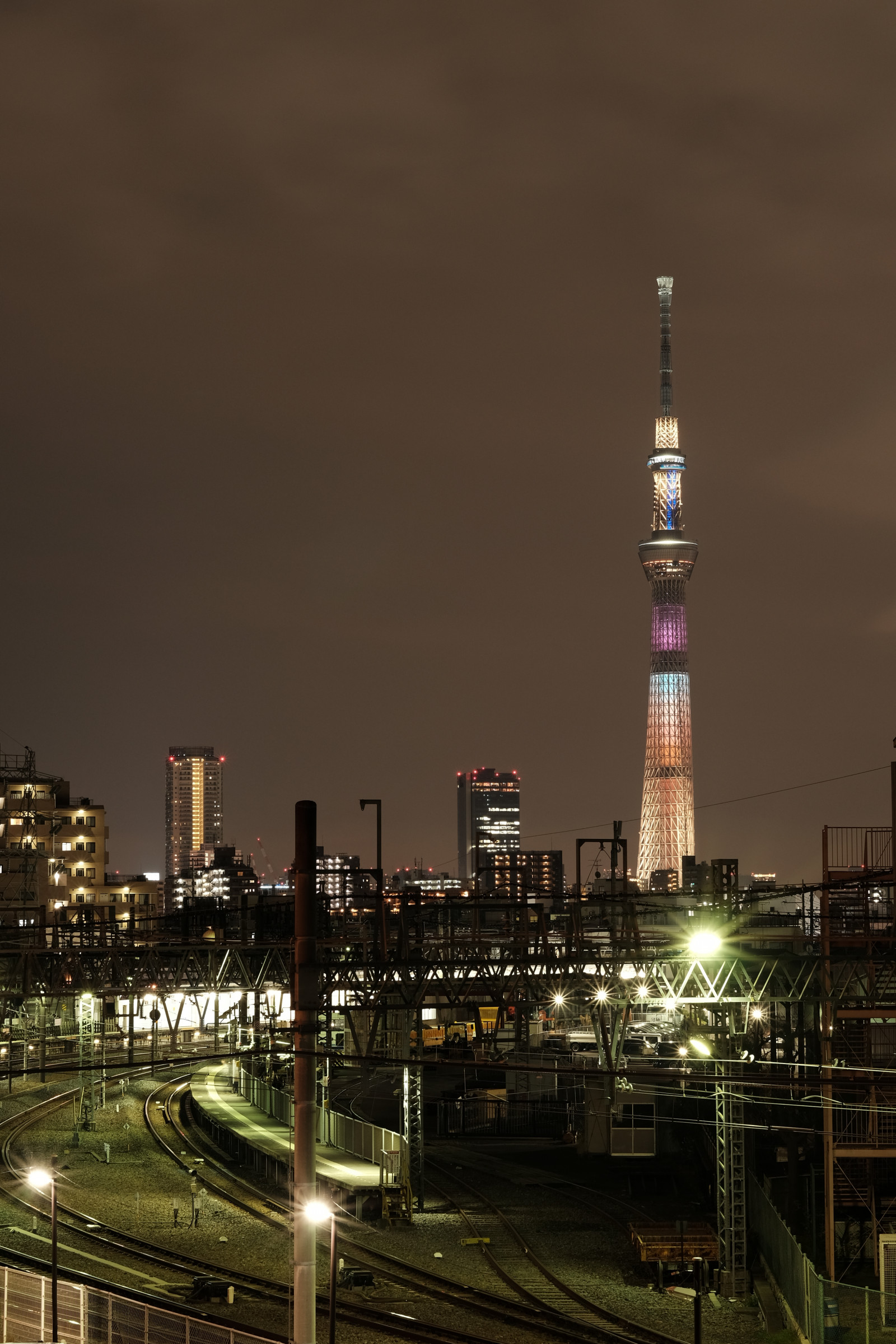 Japonsko, město, panoráma města, noc, architektura, odraz, panoráma, mrakodrap, večer, věž, horizont, soumrak, metropole, Tokio, Fujifilm, jp, Skytree, světlo, centrum, osvětlené, osvětlení, osvětlení, fuji, tma, Fujinon, mezník, Tokyo Sky Tree, kanegafuchi, xf56mmf12r, xf56mm, XT1, lovelychocolat, urban area, Atmosféra Země, Metropolitní oblast, lidské osídlení